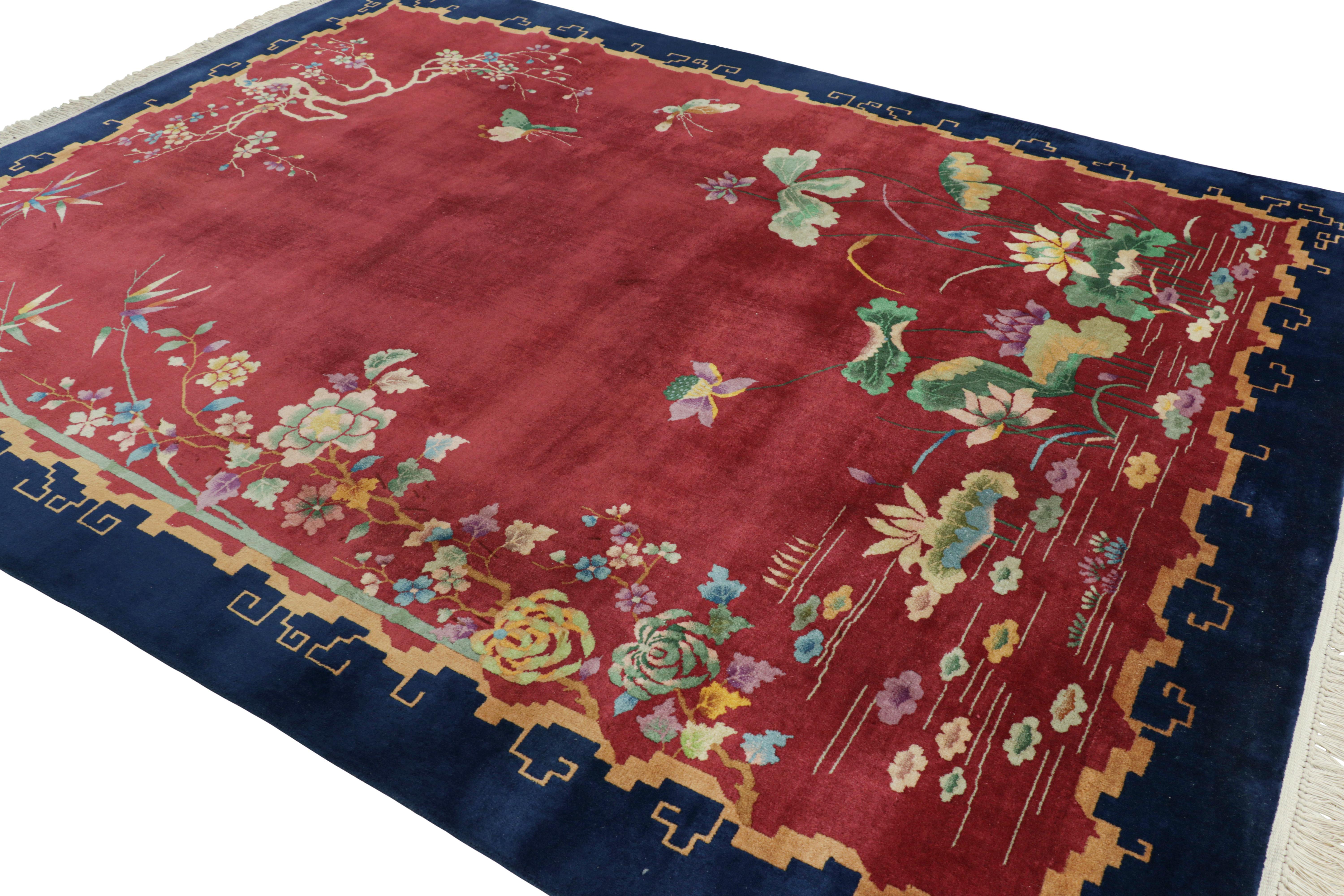 Noué à la main Tapis Art déco chinois ancien rouge avec motifs floraux  Rug & Kilim en vente