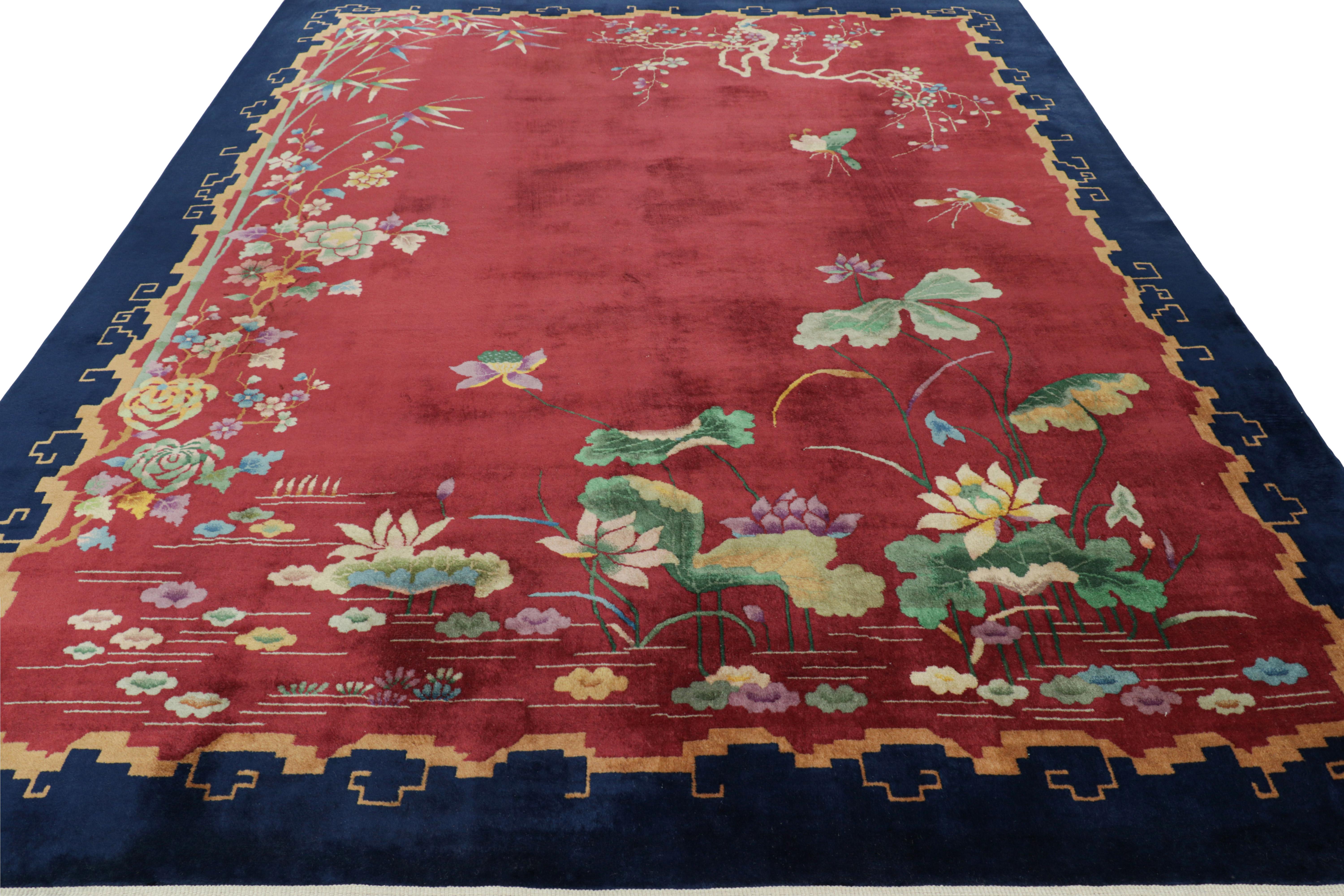Tapis Art déco chinois ancien rouge avec motifs floraux  Rug & Kilim Bon état - En vente à Long Island City, NY