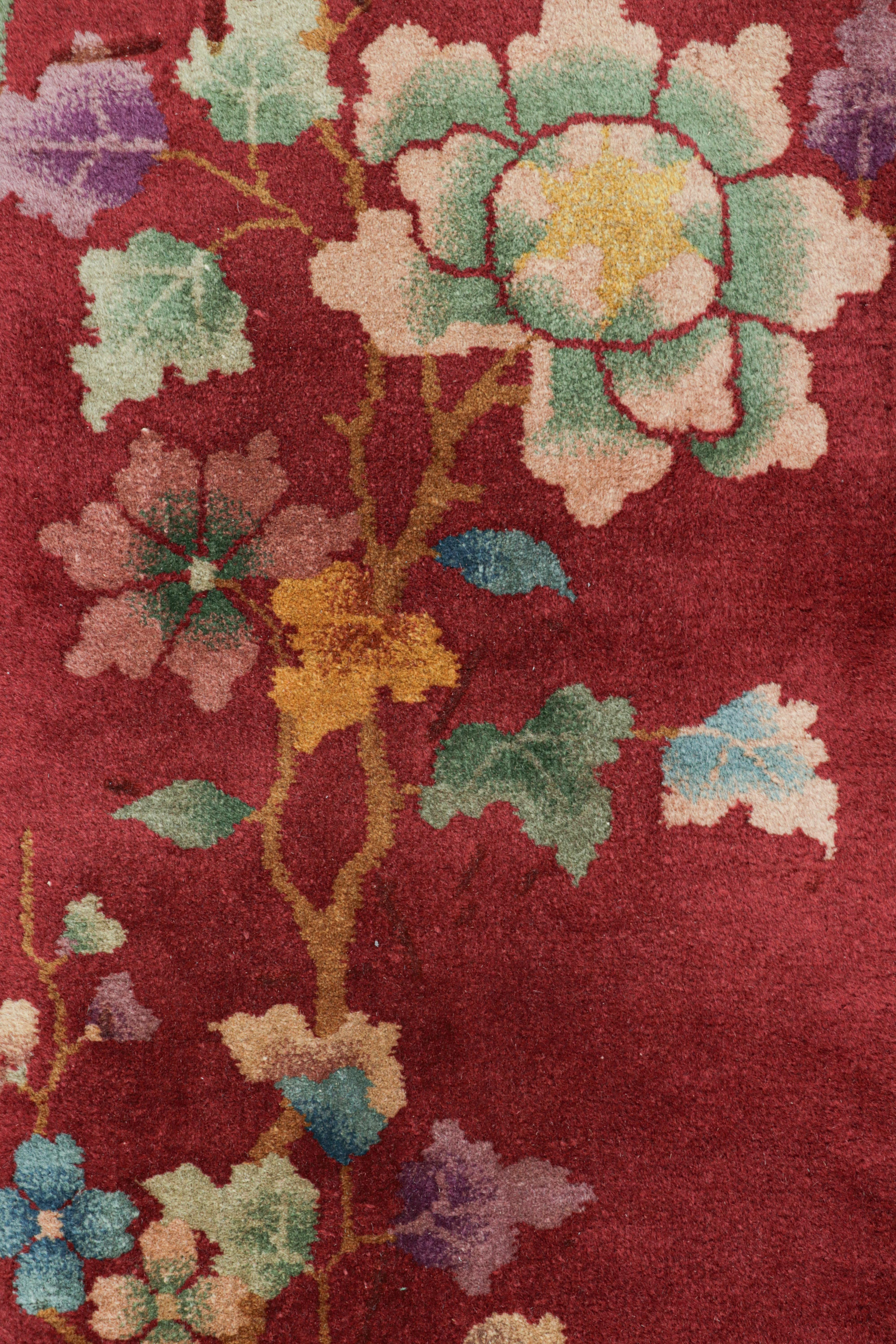 Début du 20ème siècle Tapis Art déco chinois ancien rouge avec motifs floraux  Rug & Kilim en vente