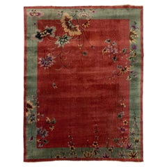 Tappeto cinese d’epoca in stile Art Déco nei toni del rosso rubino e del verde sage con bouquet floreali
