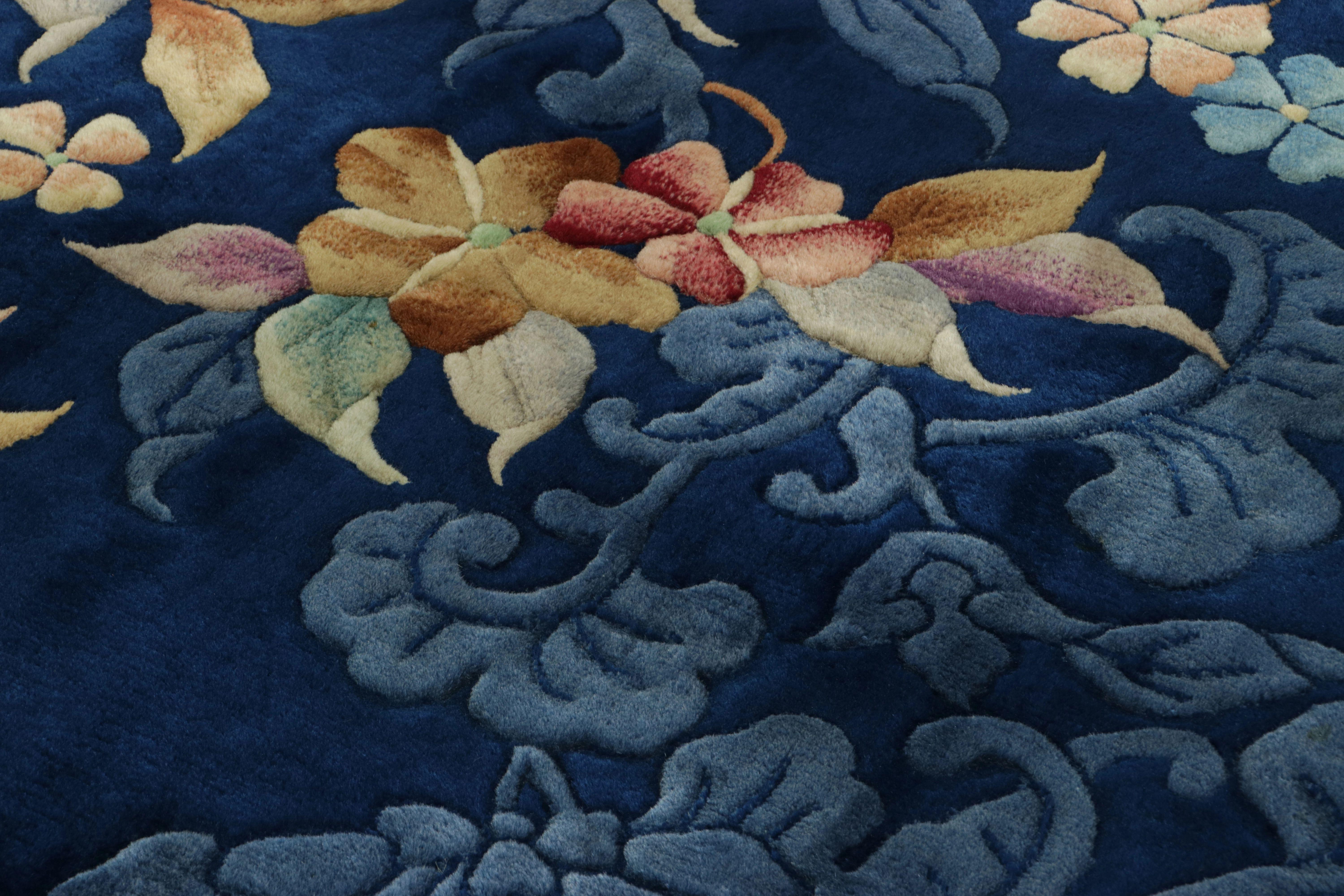 Cinese Antico tappeto cinese Art Deco, campo blu notte con spruzzi floreali Rug & Kilim in vendita