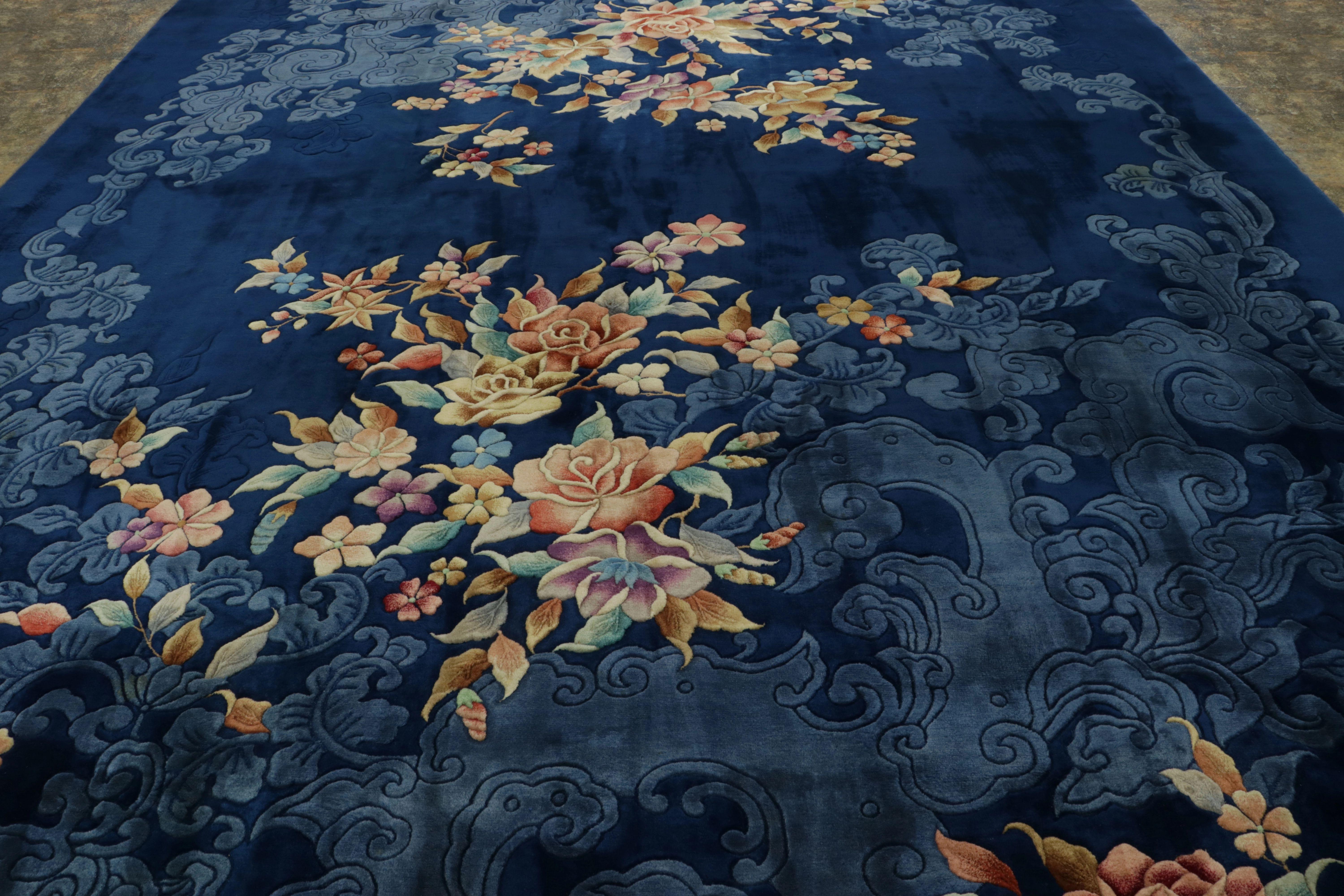 Tessuto a mano Antico tappeto cinese Art Deco, campo blu notte con spruzzi floreali Rug & Kilim in vendita