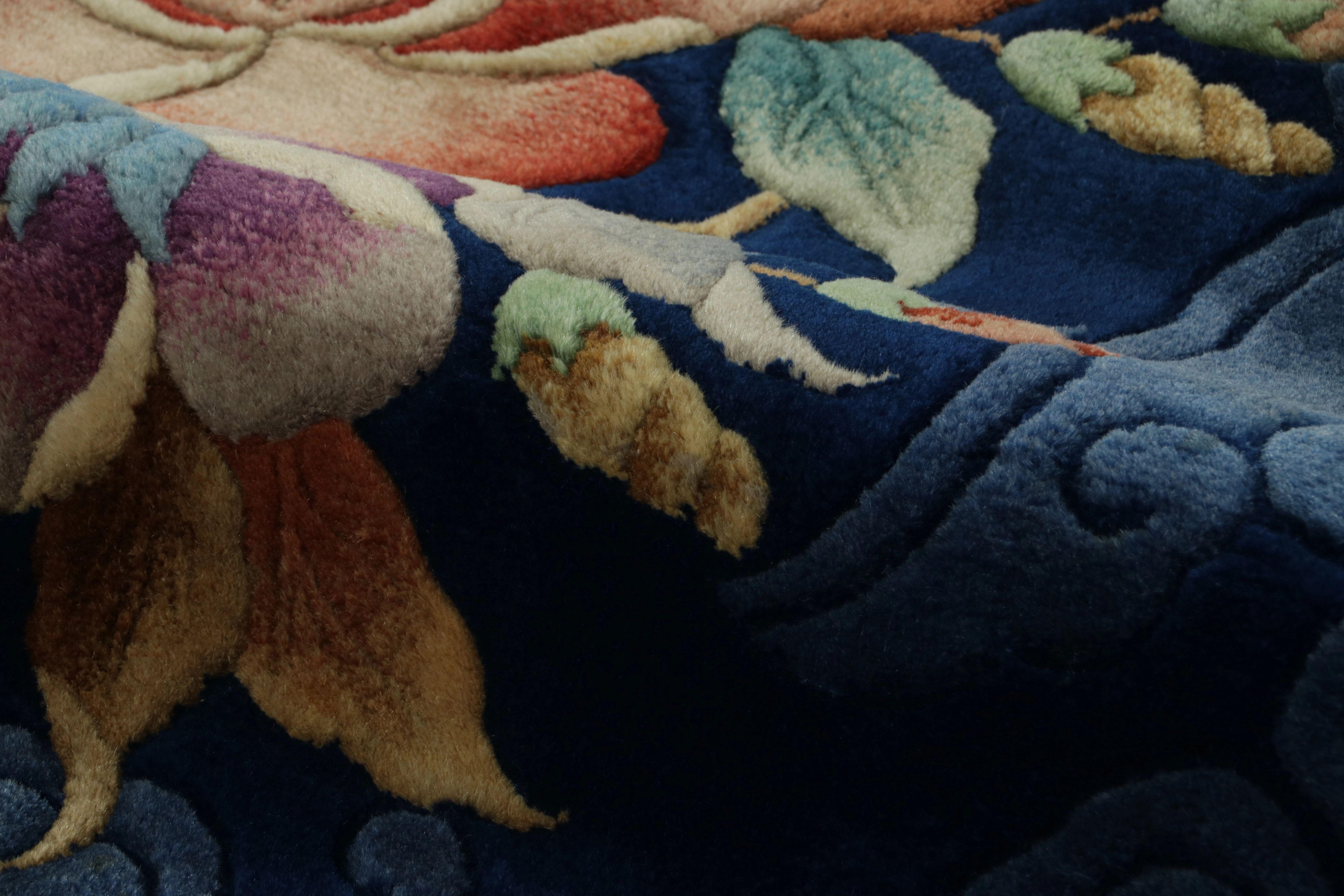Antico tappeto cinese Art Deco, campo blu notte con spruzzi floreali Rug & Kilim In condizioni buone in vendita a Long Island City, NY