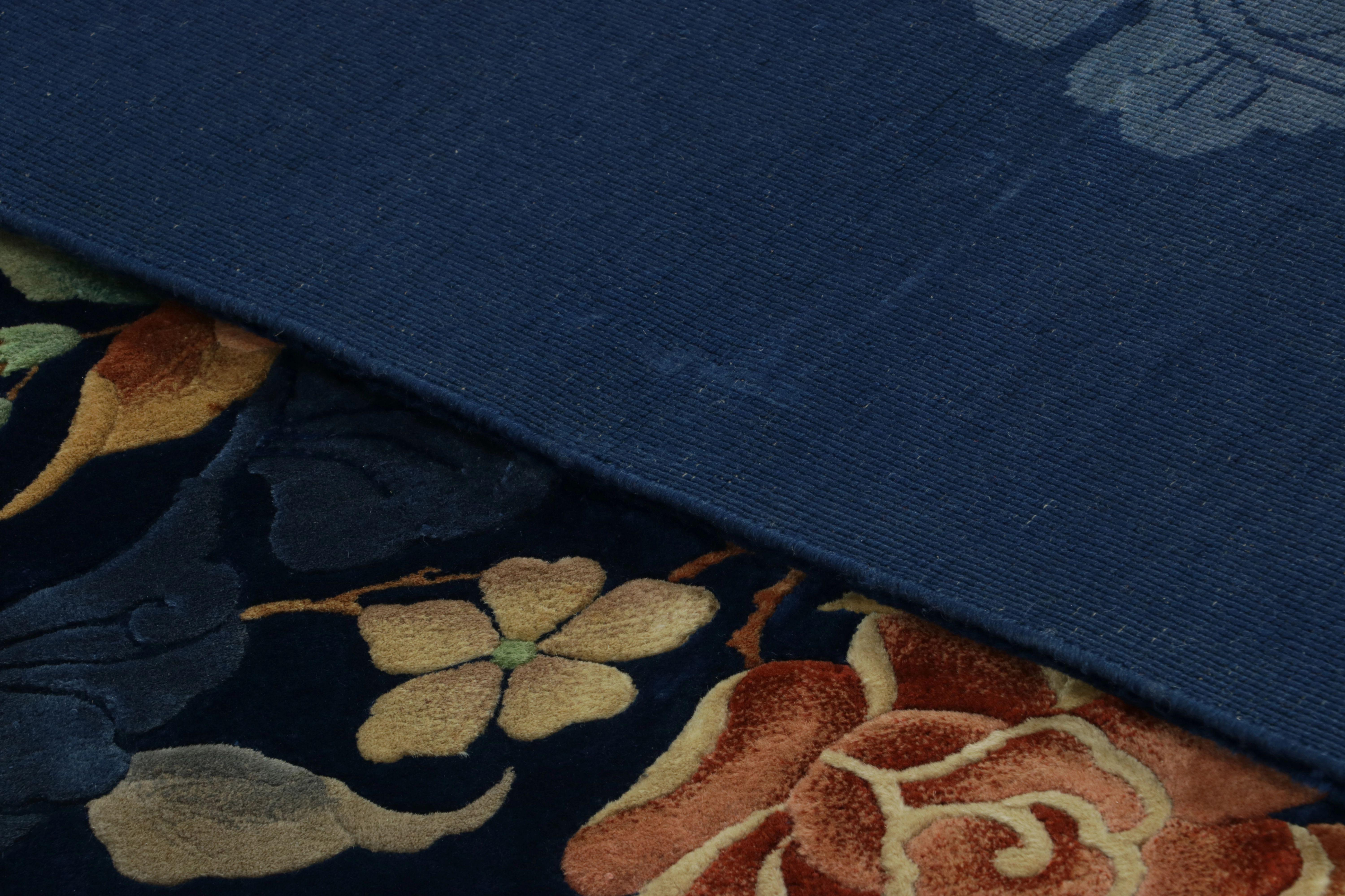 Inizio XX secolo Antico tappeto cinese Art Deco, campo blu notte con spruzzi floreali Rug & Kilim in vendita
