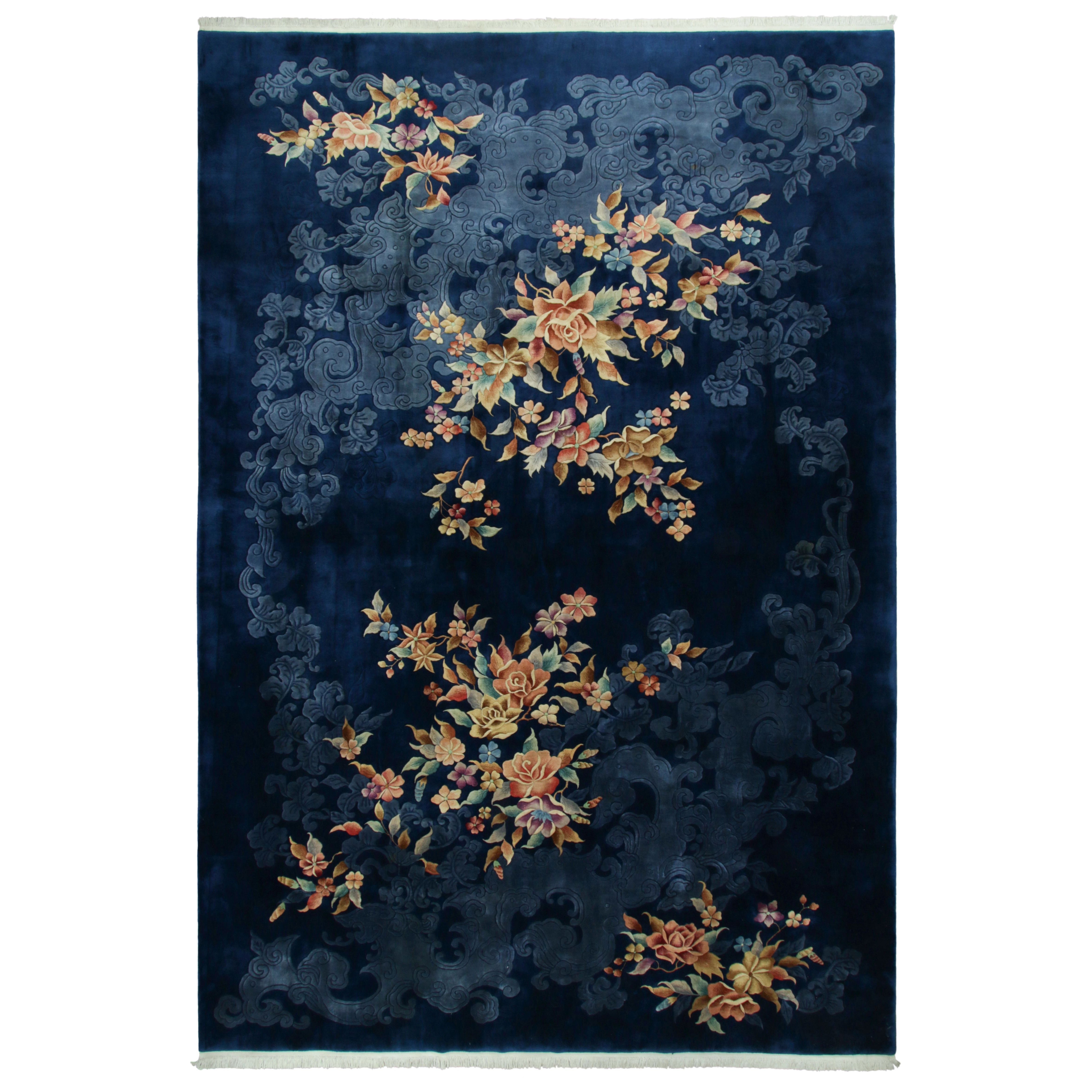 Tapis chinois ancien Art déco, champ bleu nuit avec gerbes de fleurs-Rug
Kilim