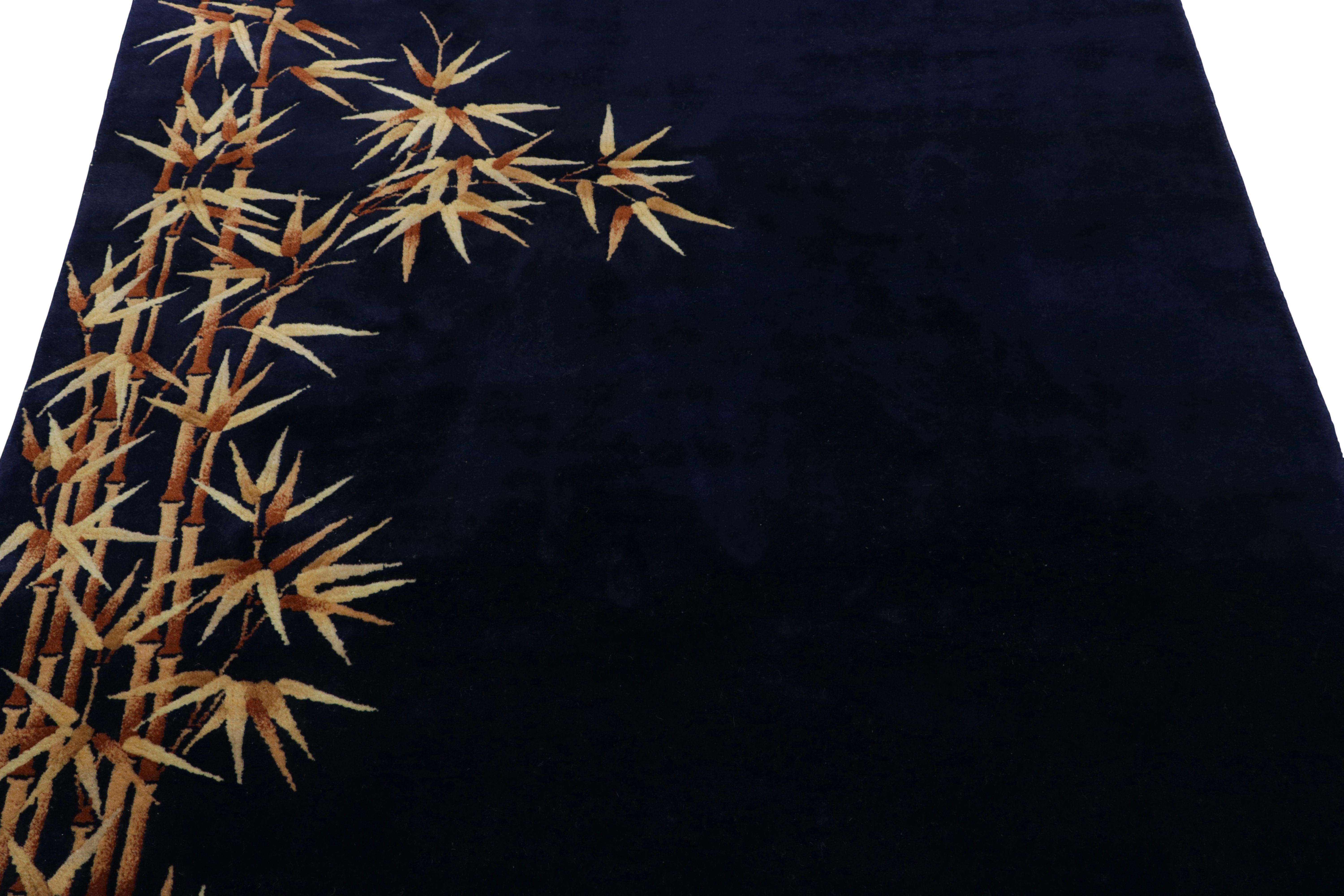 Annodato a mano in lana e originario della Cina, questo tappeto cinese Art Deco 4x7 è una nuova aggiunta all'ambita collezione Antiques di Rug & Kilim.

Sul design:

Creato durante il periodo repubblicano della Cina, quando le botteghe tradizionali