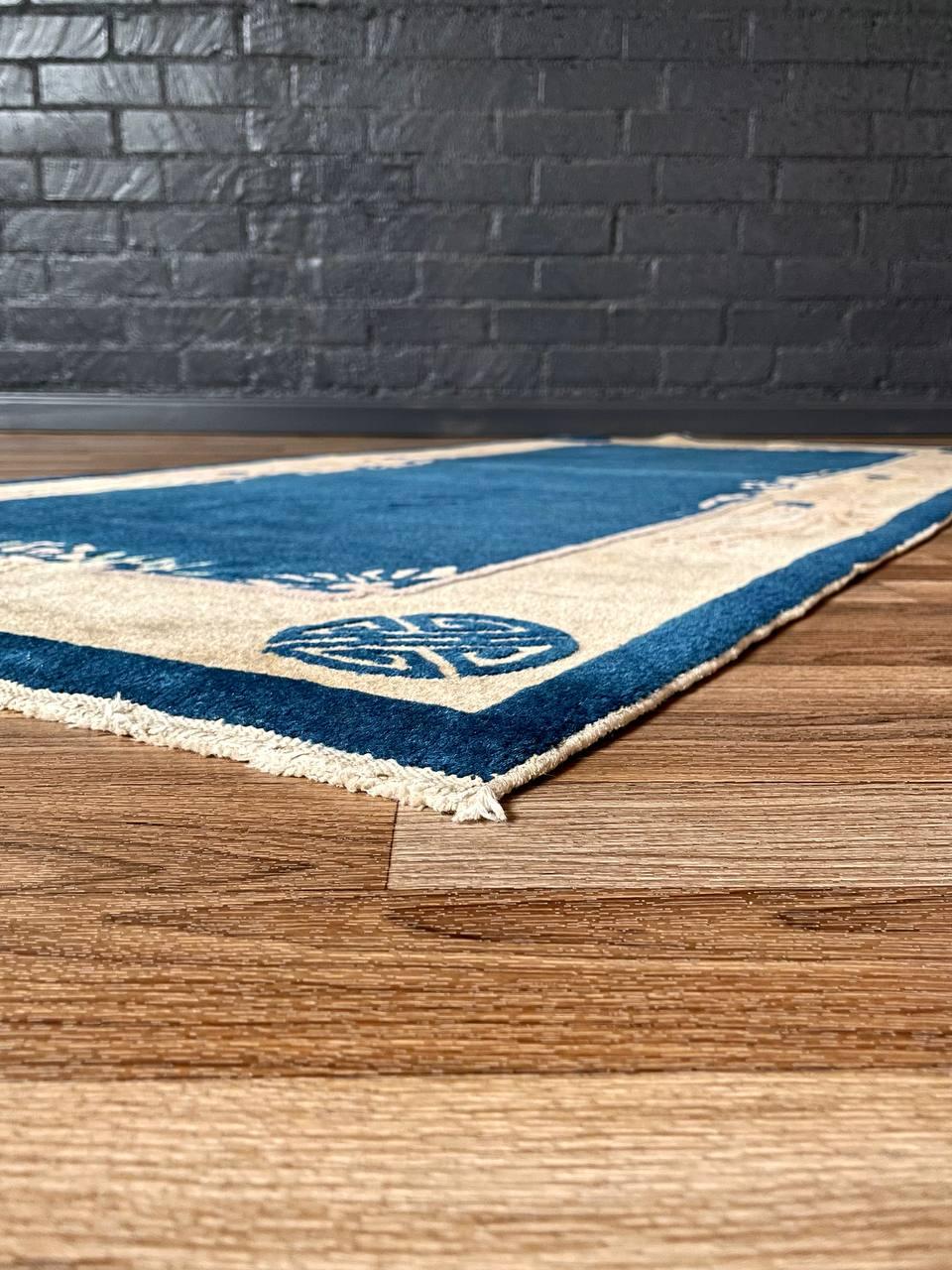 Tapis Art déco chinois ancien avec bordure bleue et crème en vente 3