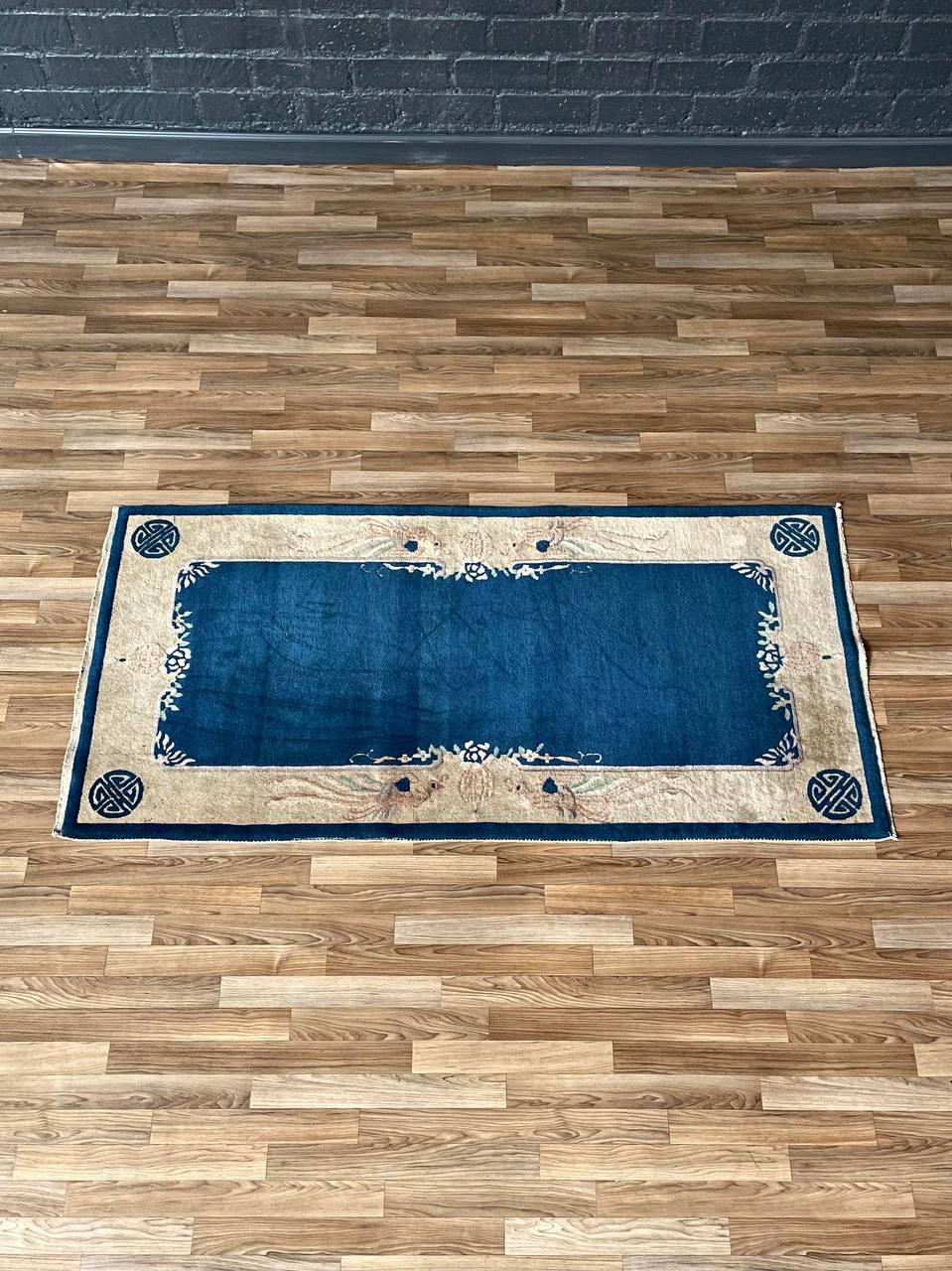 Autre Tapis Art déco chinois ancien avec bordure bleue et crème en vente