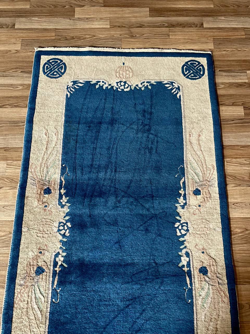 Tapis Art déco chinois ancien avec bordure bleue et crème Bon état - En vente à Los Angeles, CA
