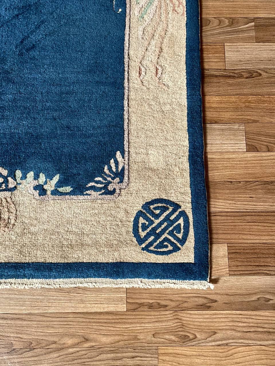 Début du 20ème siècle Tapis Art déco chinois ancien avec bordure bleue et crème en vente
