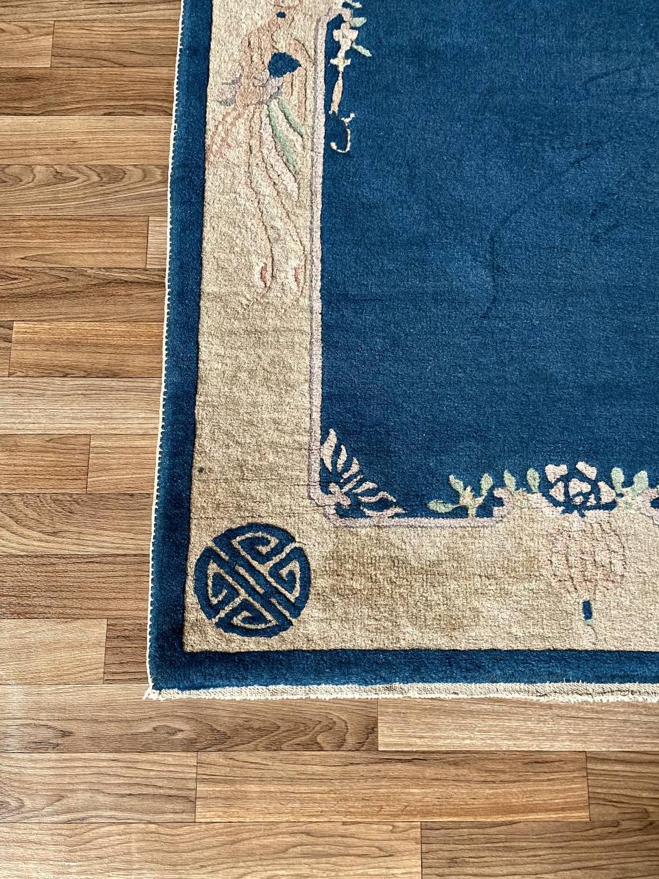 Tapis Art déco chinois ancien avec bordure bleue et crème en vente 1