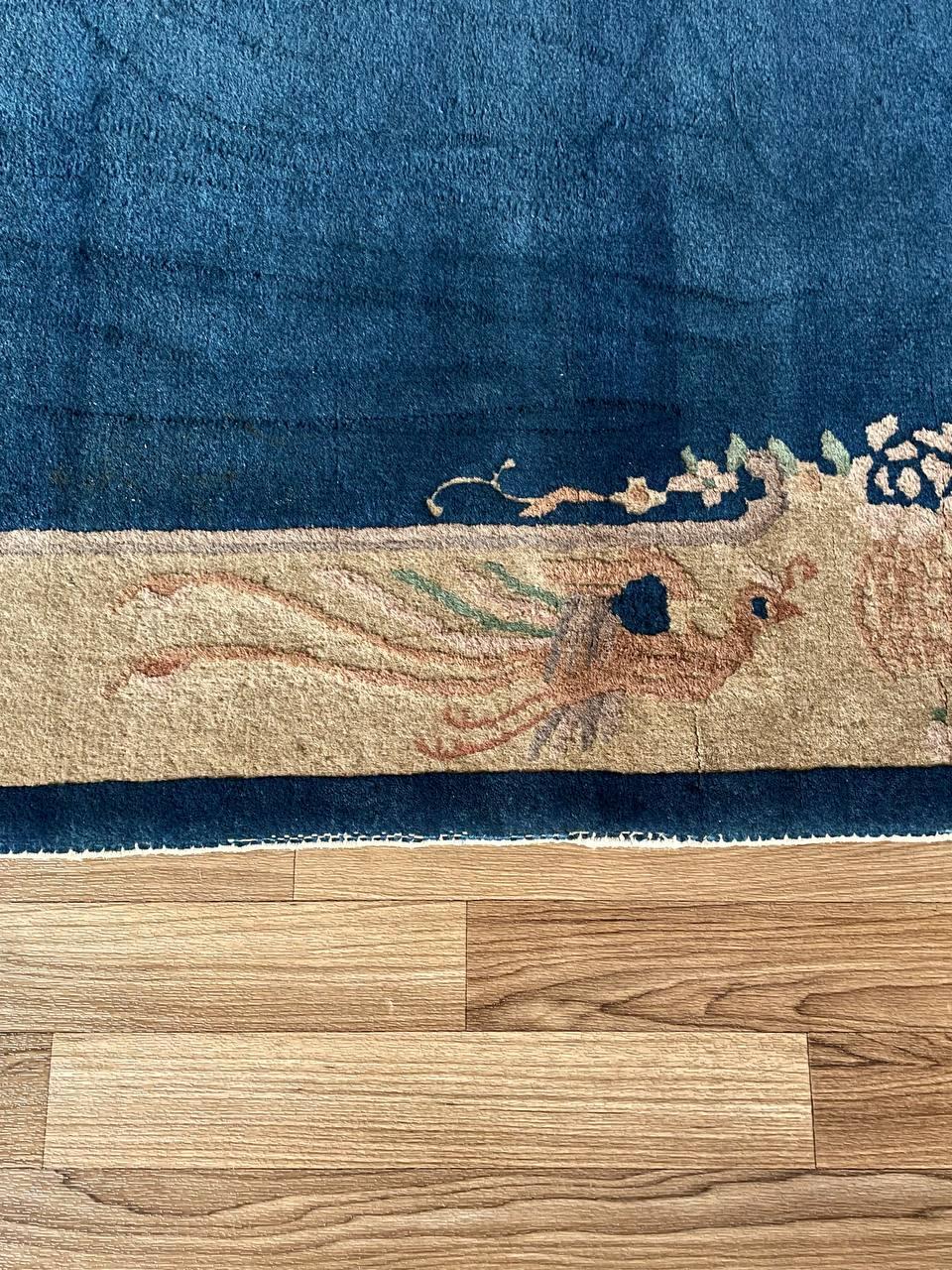 Tapis Art déco chinois ancien avec bordure bleue et crème en vente 2