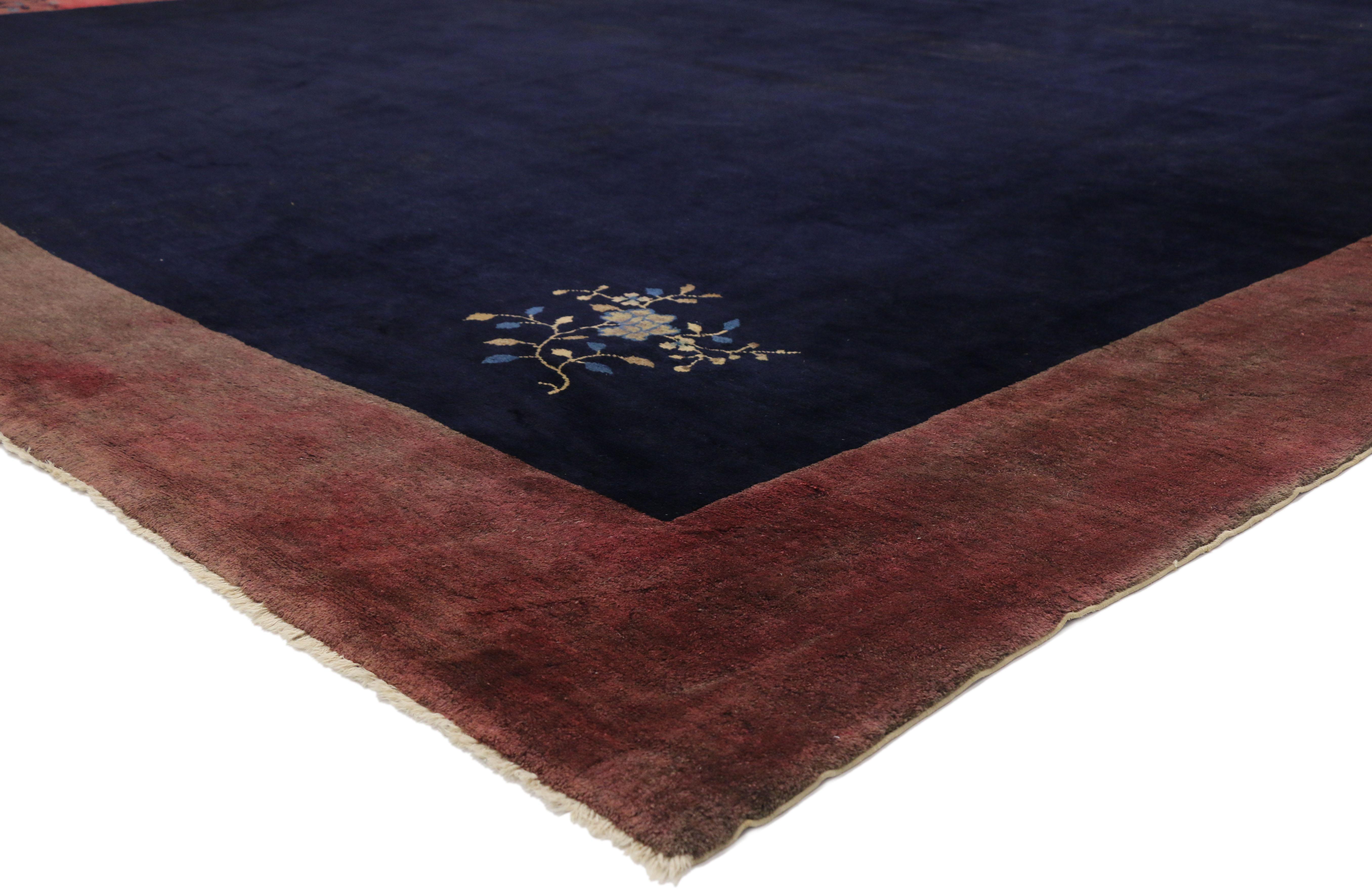 77268 tapis chinois antique Art Déco avec style Qing minimaliste. Ce tapis chinois en laine noué à la main présente un style minimaliste de la dynastie Qing, avec des chrysanthèmes, des fleurs de prunier et des vrilles feuillues dans deux coins