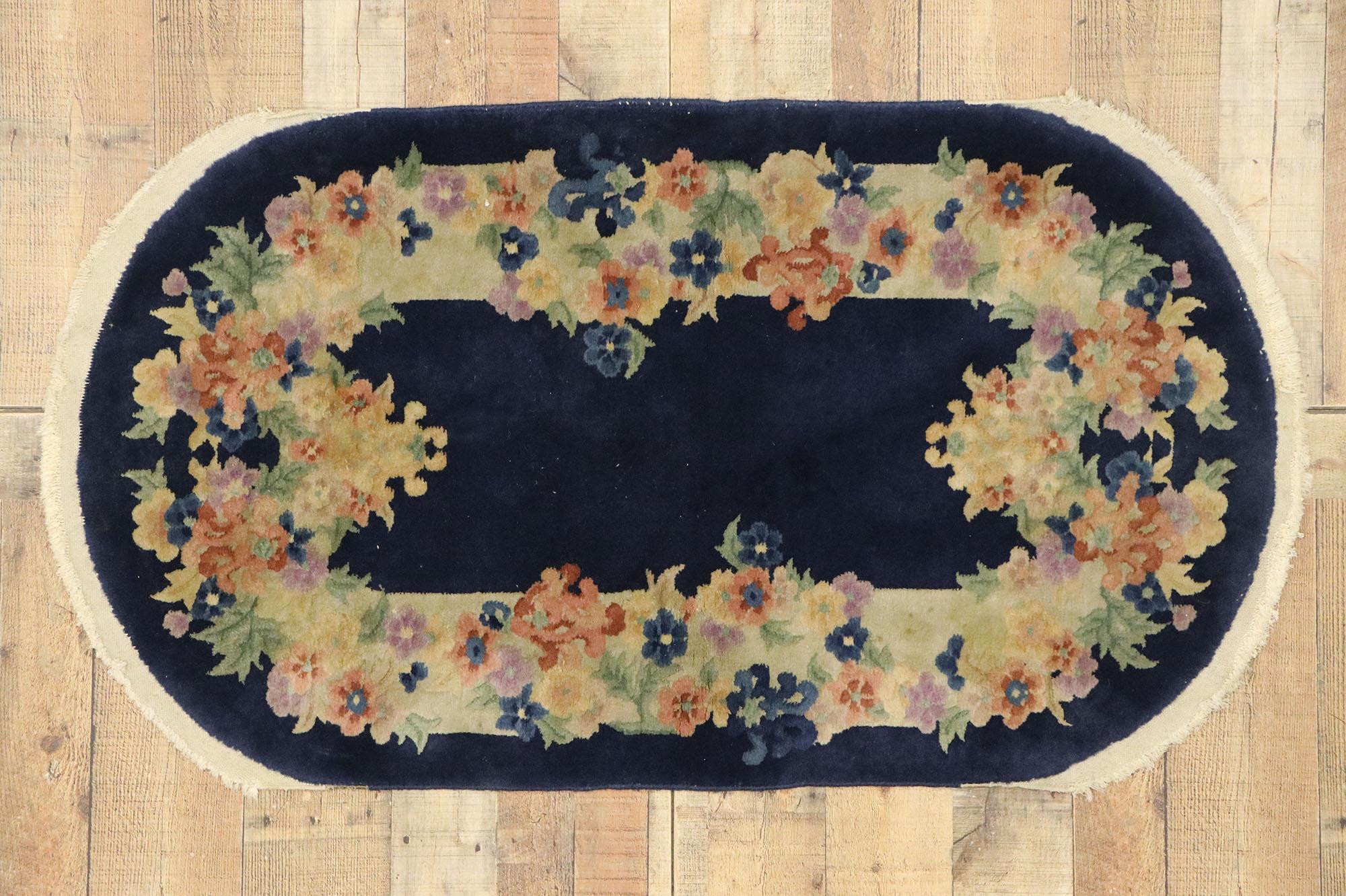 Antigua alfombra ovalada china de estilo Art Déco con romántica Chinoiserie en venta 1