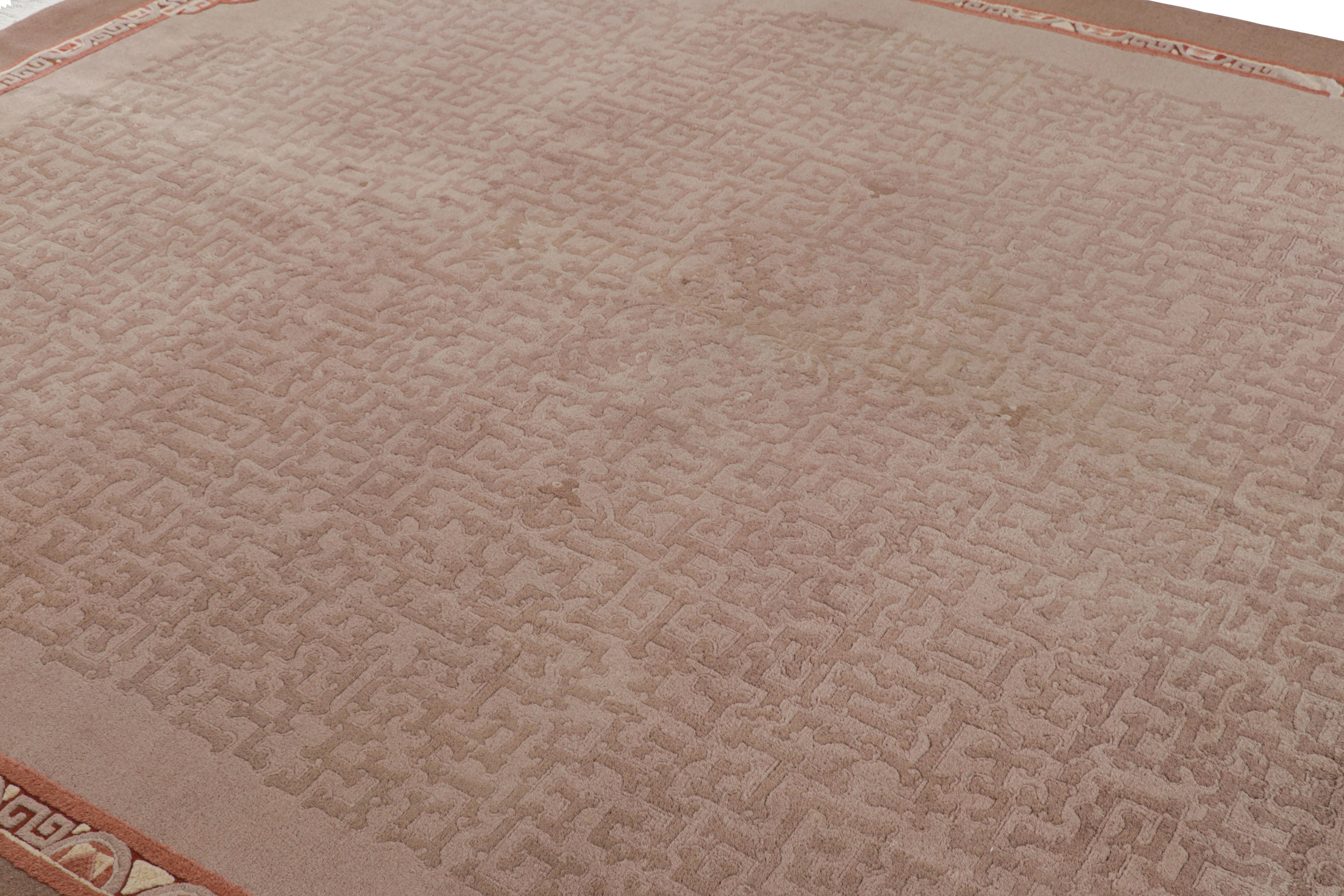 Annodato a mano in lana intorno al 1920-1930, questo tappeto antico cinese Art Deco 9x12 è una nuova entusiasmante curatela in stile Chinoiserie anni '20 di Rug & Kilim.  

Sul design: 

Un campo beige con accenti color carne e rosa chiaro