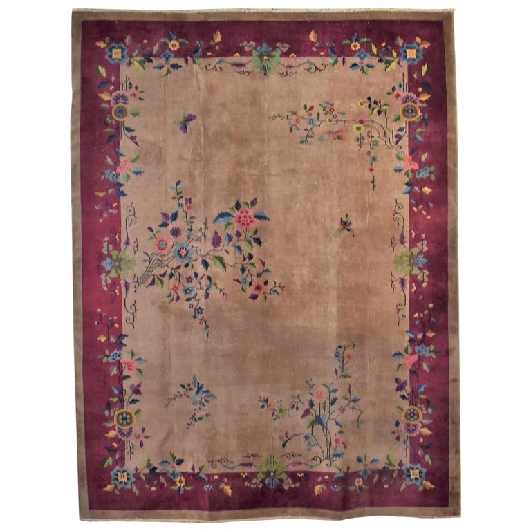 Antique tapis chinois Art Déco en laine fait à la main Taupe avec bordure  Magenta En vente sur 1stDibs