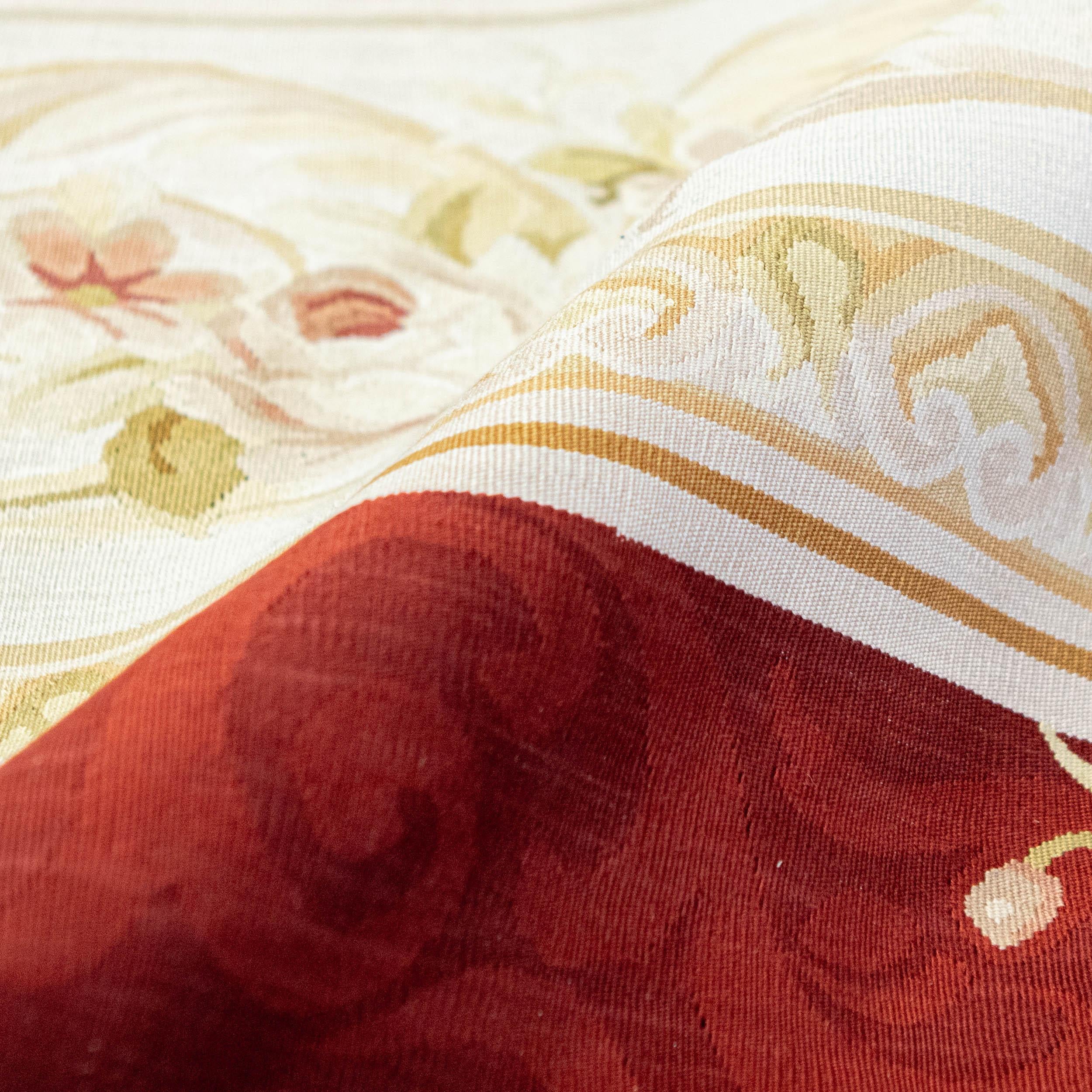 Le design du tapis d'Aubusson présente des motifs complexes, qui rappellent souvent l'élégance européenne classique. Des fleurs délicates, des bordures ornées et des motifs gracieux s'unissent dans une symphonie artistique, mettant en valeur la