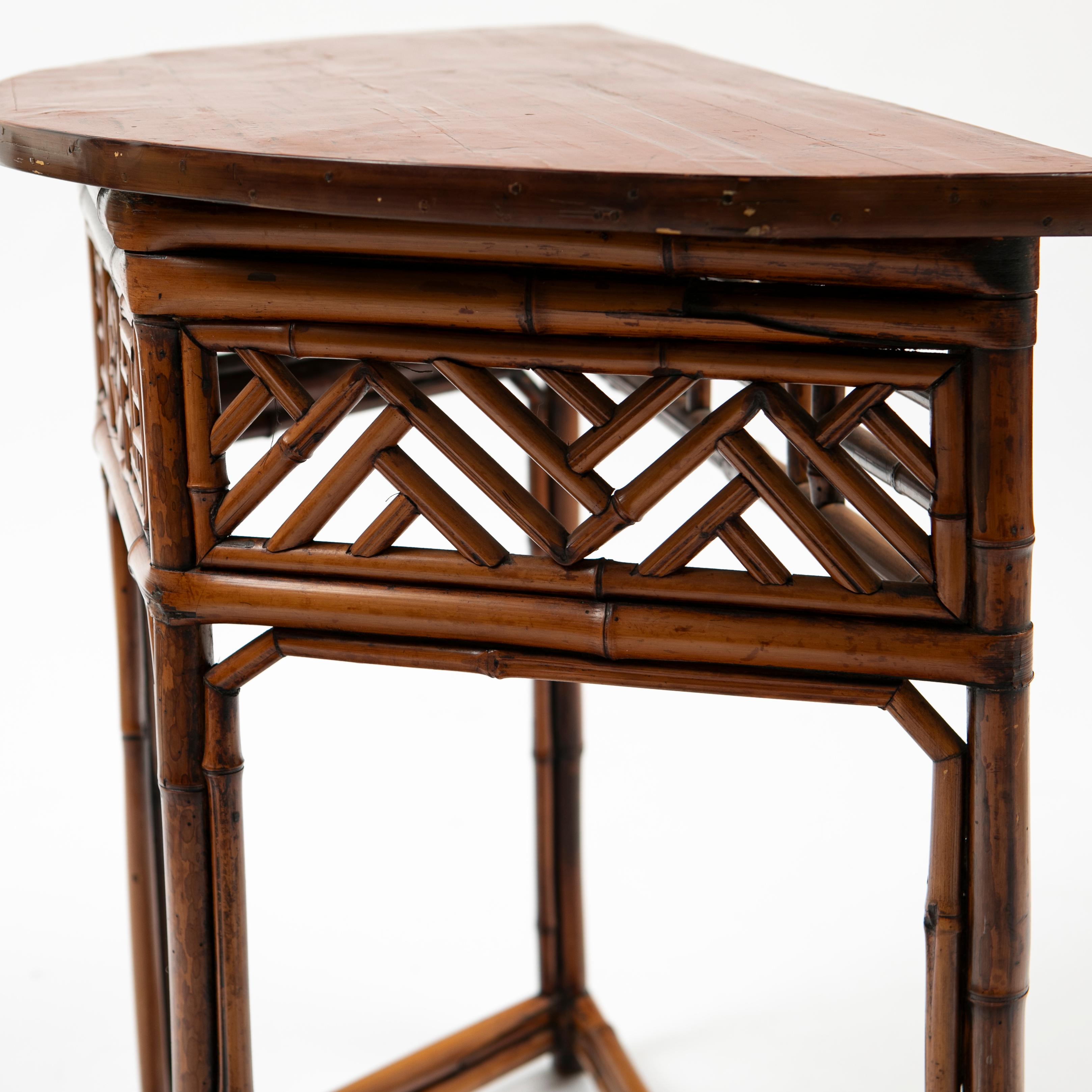 Laqué Table demi-lune chinoise ancienne en bambou en vente