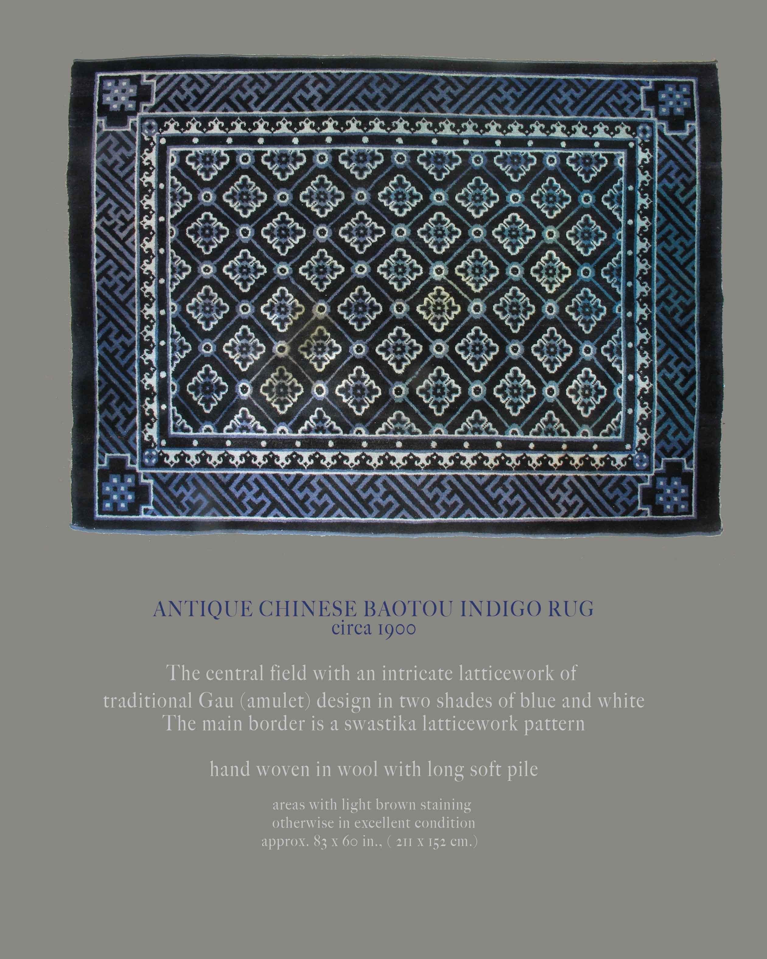 Tapis chinois ancien de type Baotou indigo, vers 1900. Le champ central présente un treillis complexe de motifs traditionnels Gau (amulette) en deux tons de bleu et de blanc. La bordure principale est un motif de treillis à svastika, tissé à la main