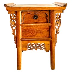 Ancienne table à coffre chinoise en hêtre dur à un seul tiroir sculpté