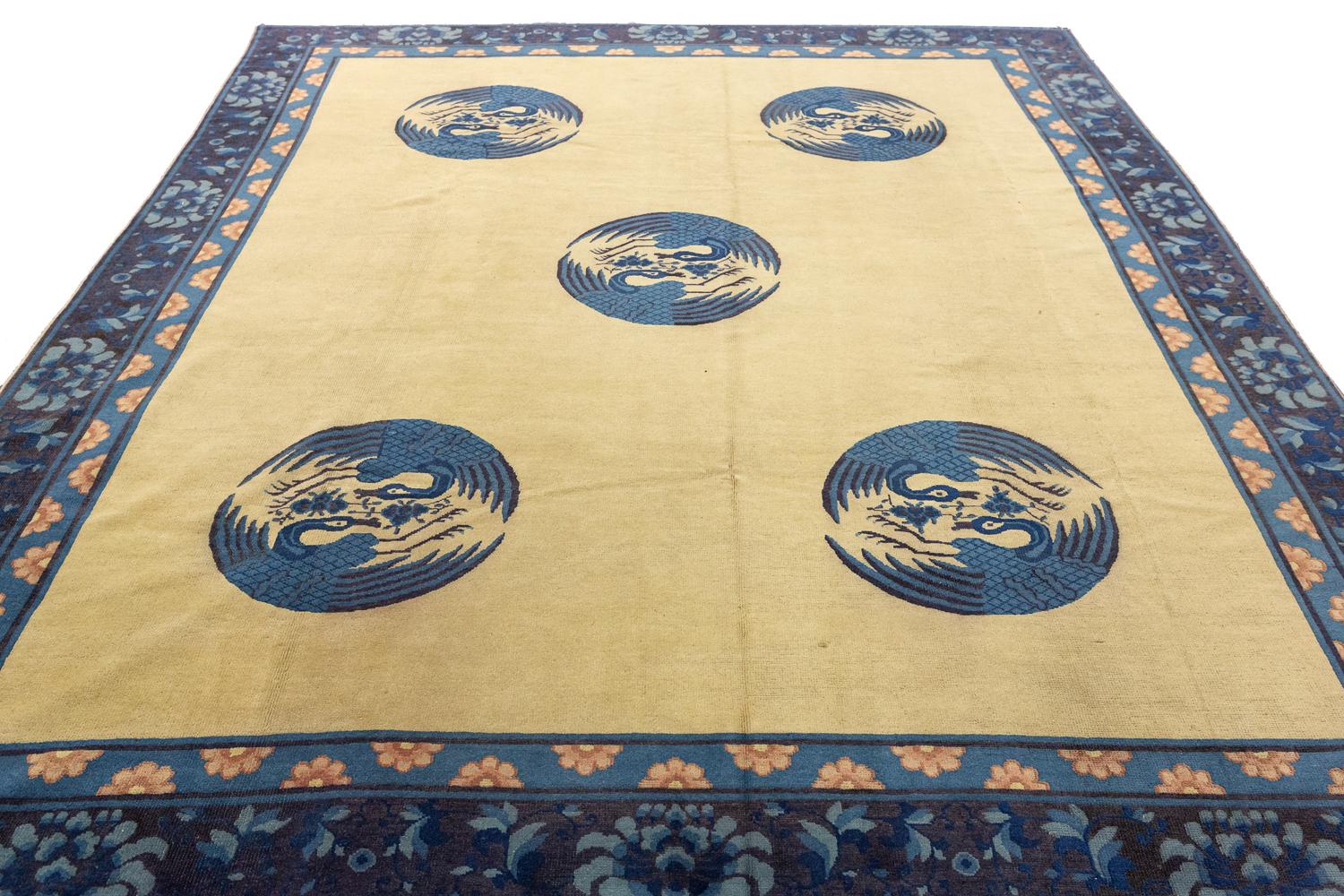 Se trata de una alfombra antigua de Pekín tejida en China oriental a finales del siglo XIX, entre 1880 y 1900, y mide 284 x 236 cm. Esta alfombra tiene un diseño integral con cinco motivos circulares sobre un fondo de campo abierto de color marfil.