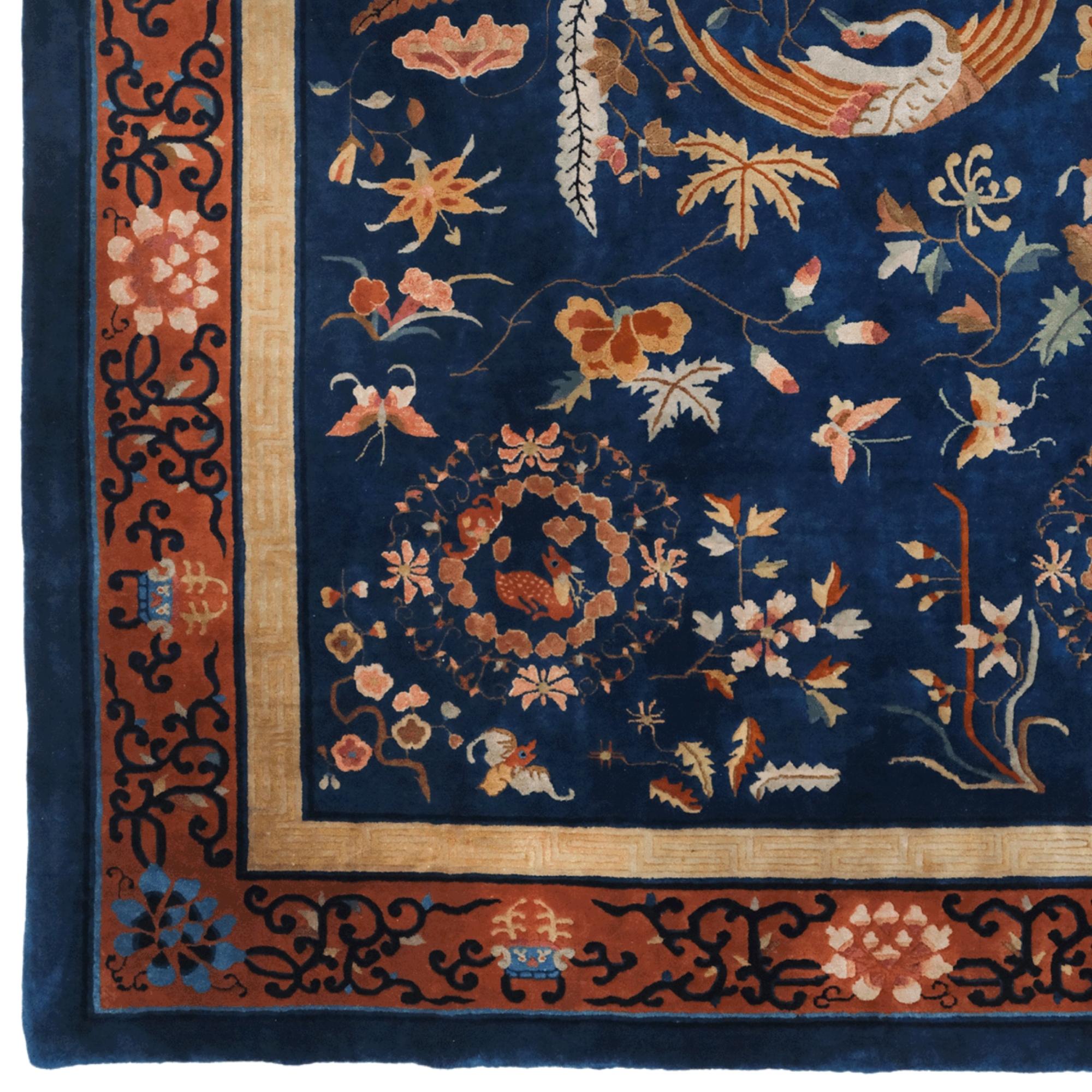 Ancien tapis chinois de Pékin - Fin de la dynastie Qing, Pékin - Fin du 19e siècle

Une danse captivante d'élégance et de symbolisme...

Cet exceptionnel tapis ancien a été tissé à la main à Pékin à la fin du XIXe siècle, au crépuscule de la