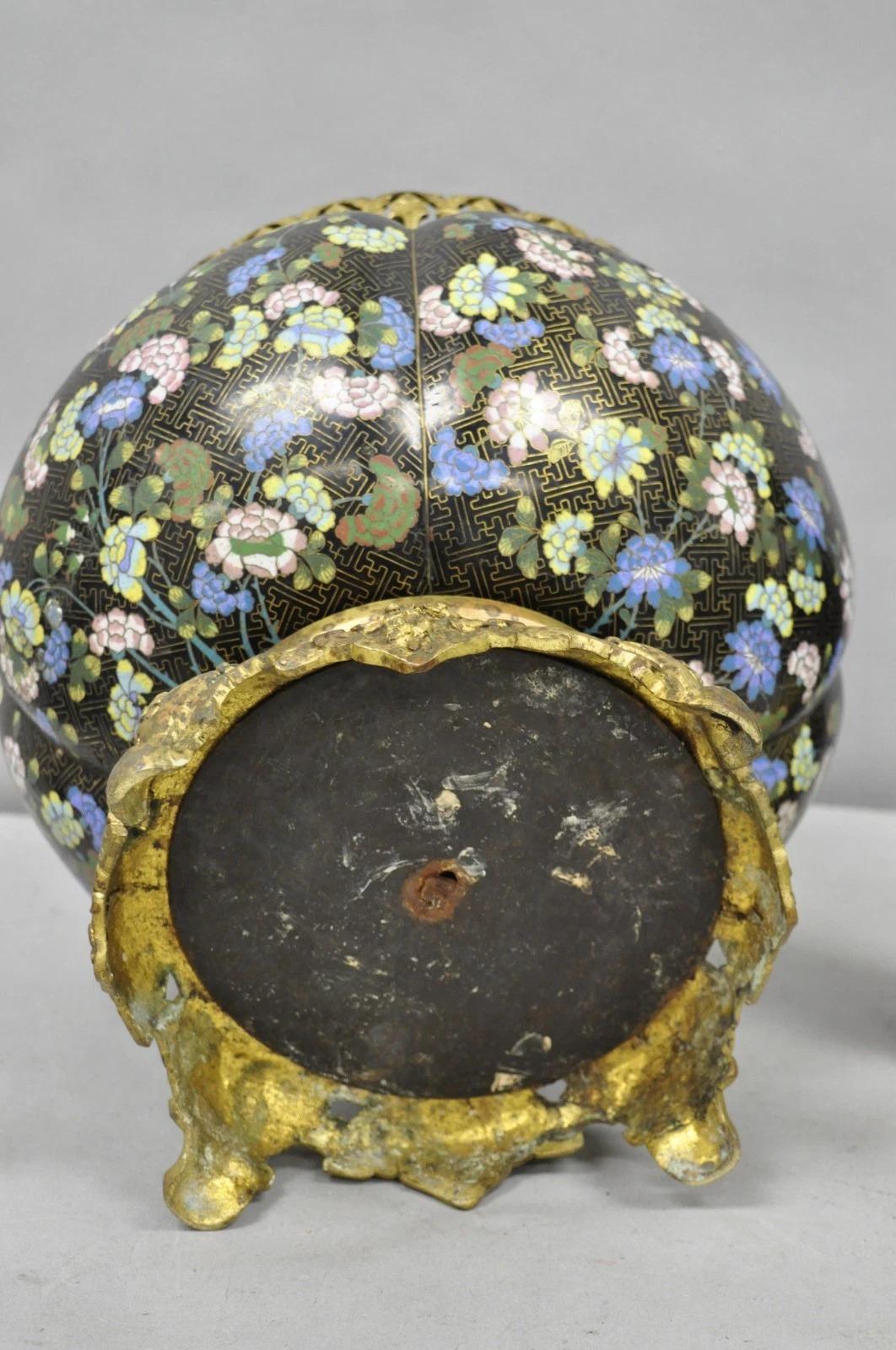 Antico vaso cachepot cinese in bronzo con farfalla e fiori in smalto cloisonne nero in vendita 4