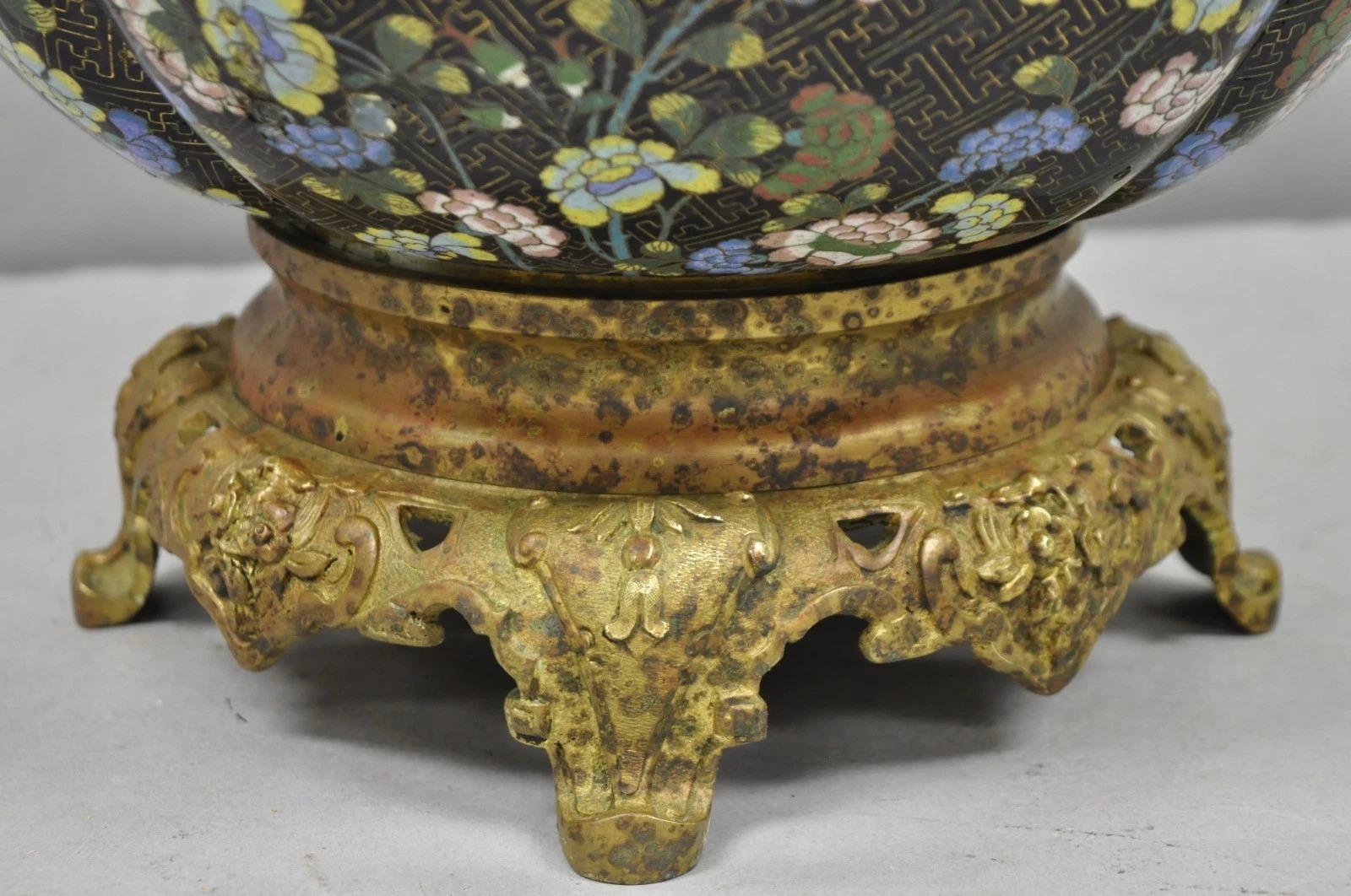 Antico vaso cachepot cinese in bronzo con farfalla e fiori in smalto cloisonne nero in vendita 5