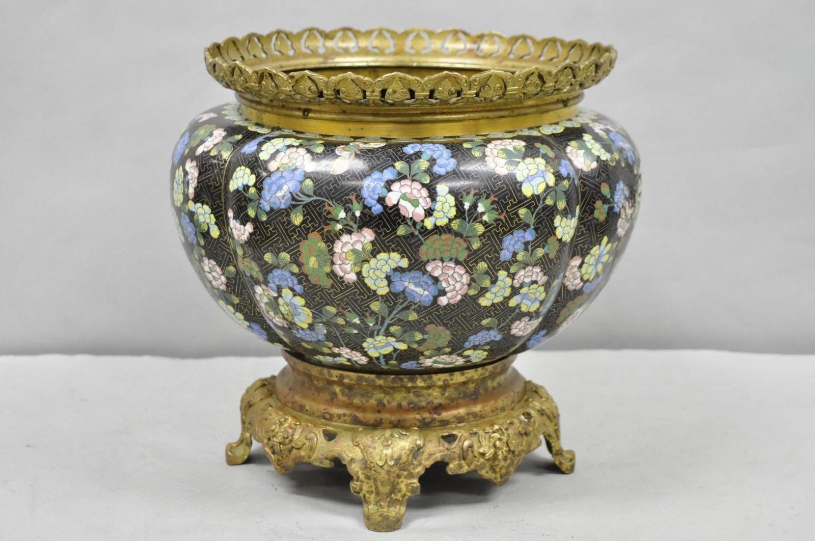 Antico vaso cachepot cinese in bronzo con farfalla e fiori in smalto cloisonne nero in vendita 6