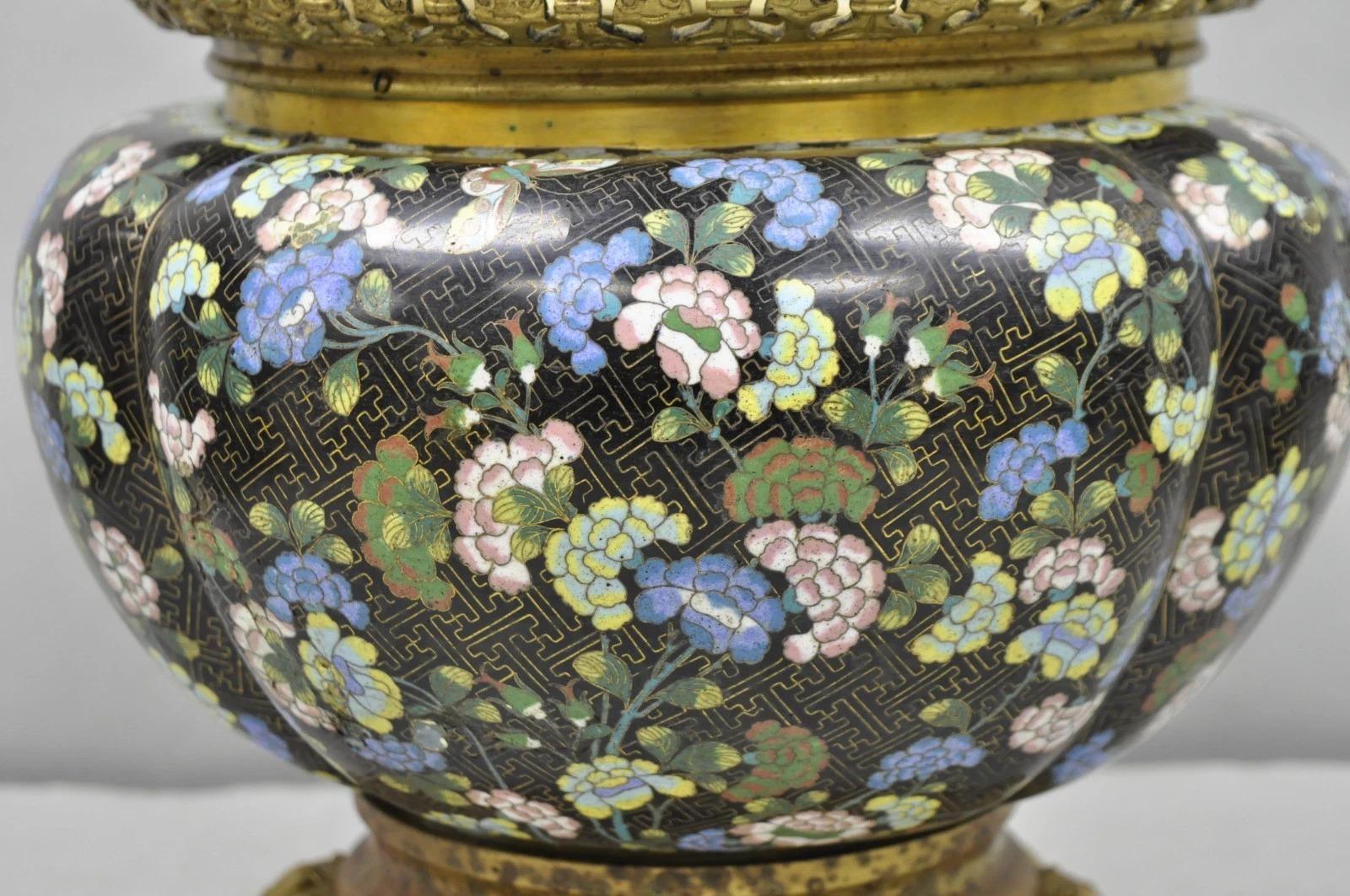 Cineserie Antico vaso cachepot cinese in bronzo con farfalla e fiori in smalto cloisonne nero in vendita