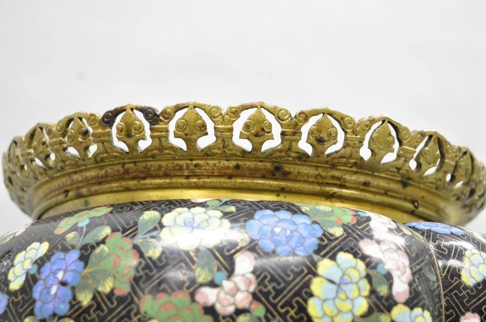 Antico vaso cachepot cinese in bronzo con farfalla e fiori in smalto cloisonne nero In condizioni buone in vendita a Philadelphia, PA