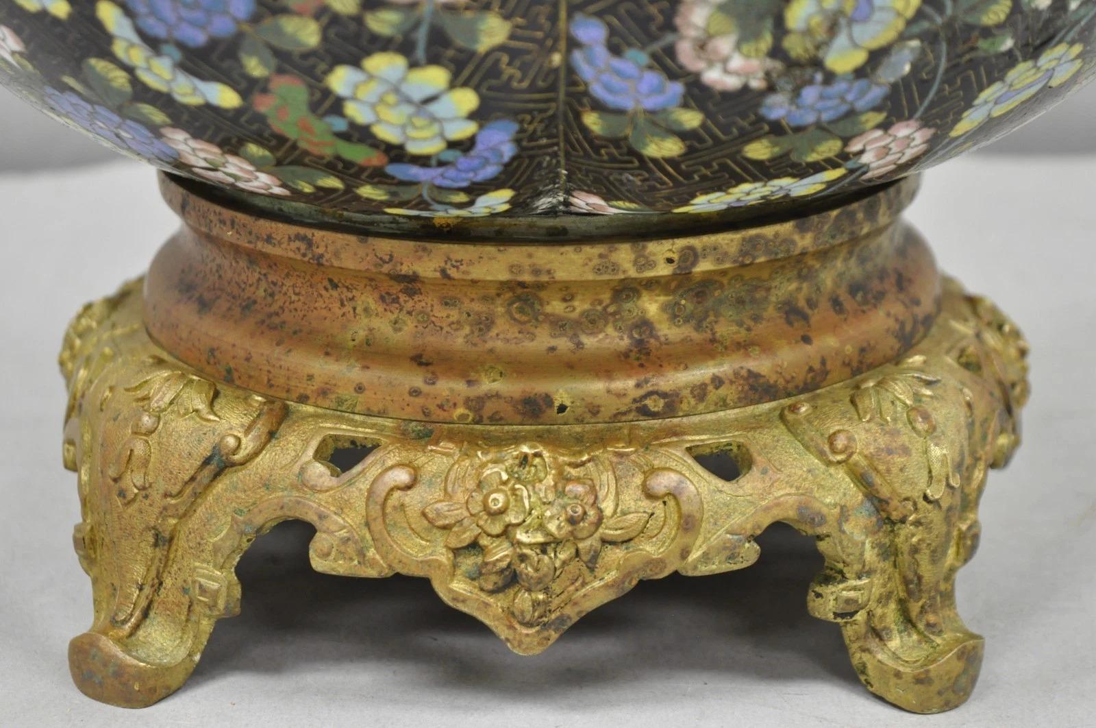 XIX secolo Antico vaso cachepot cinese in bronzo con farfalla e fiori in smalto cloisonne nero in vendita