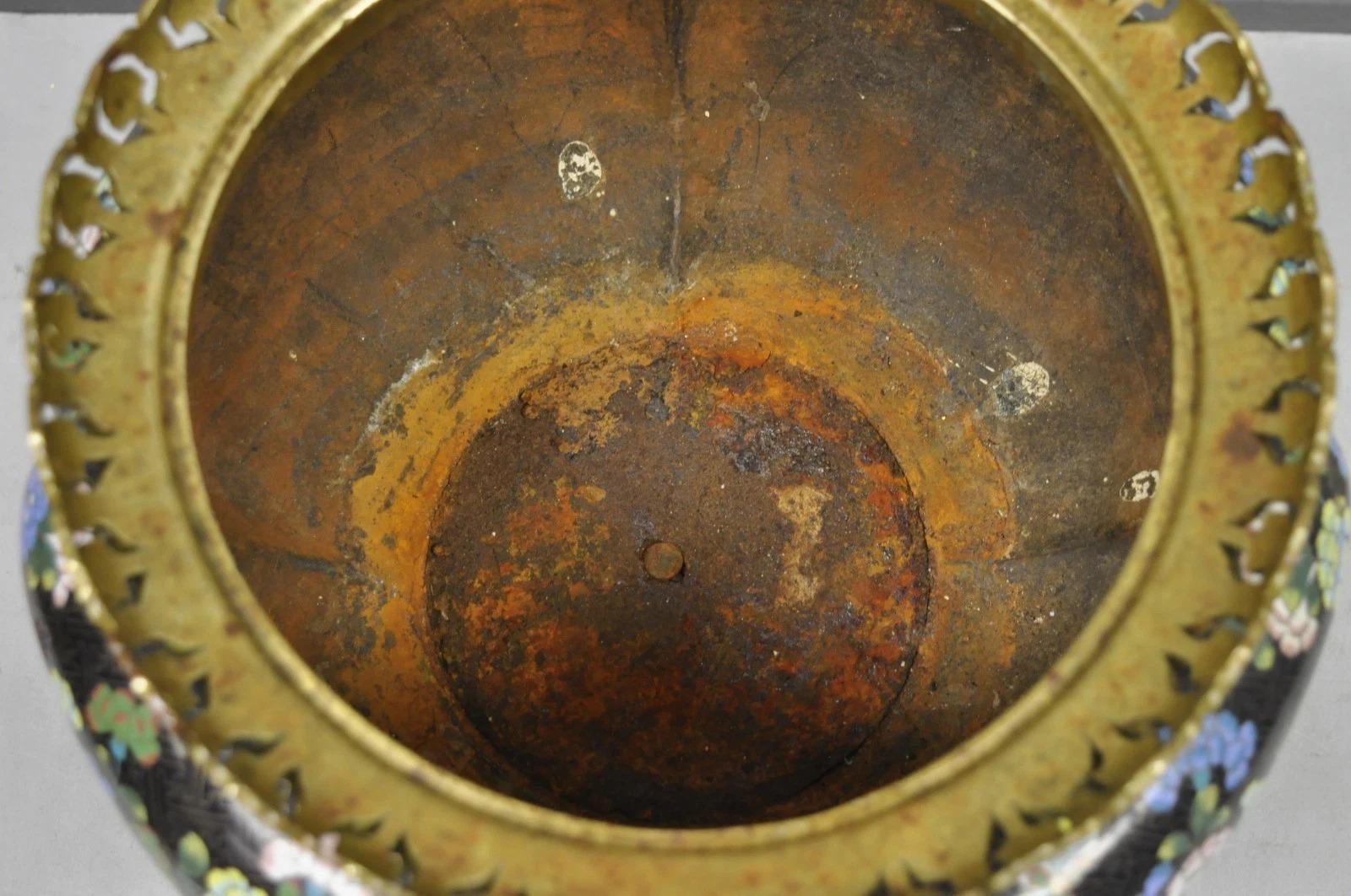 Antico vaso cachepot cinese in bronzo con farfalla e fiori in smalto cloisonne nero in vendita 1