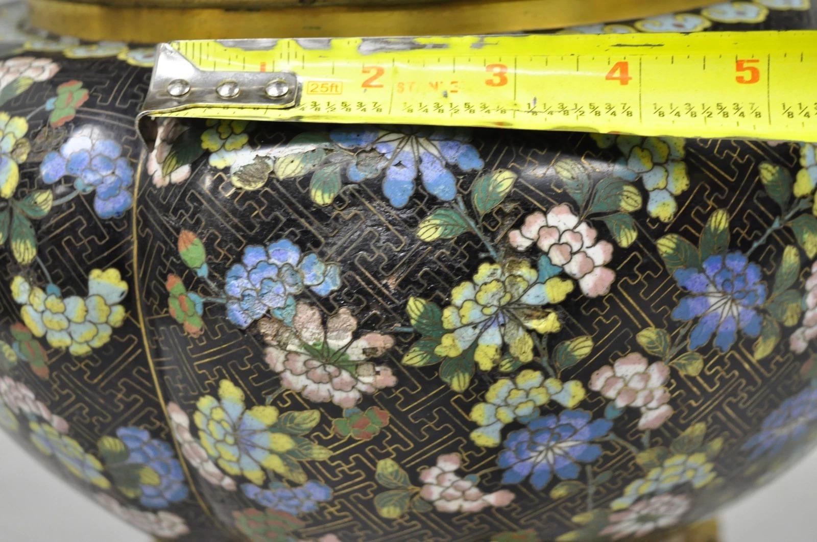 Antico vaso cachepot cinese in bronzo con farfalla e fiori in smalto cloisonne nero in vendita 2