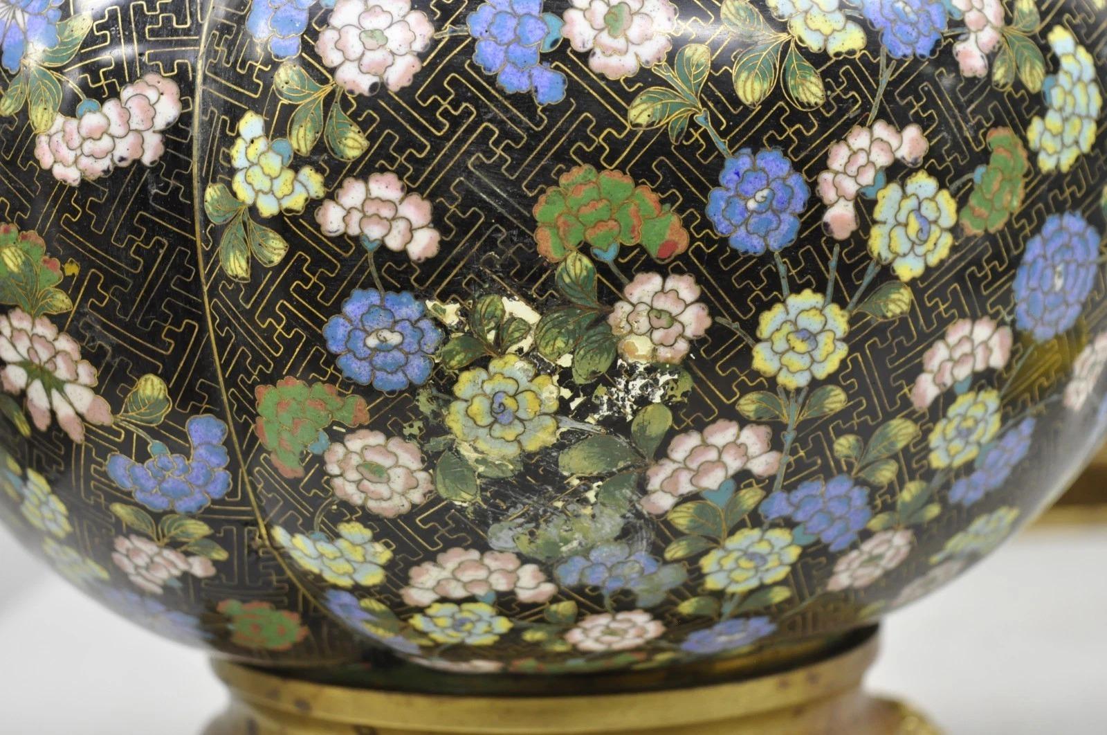 Antico vaso cachepot cinese in bronzo con farfalla e fiori in smalto cloisonne nero in vendita 3