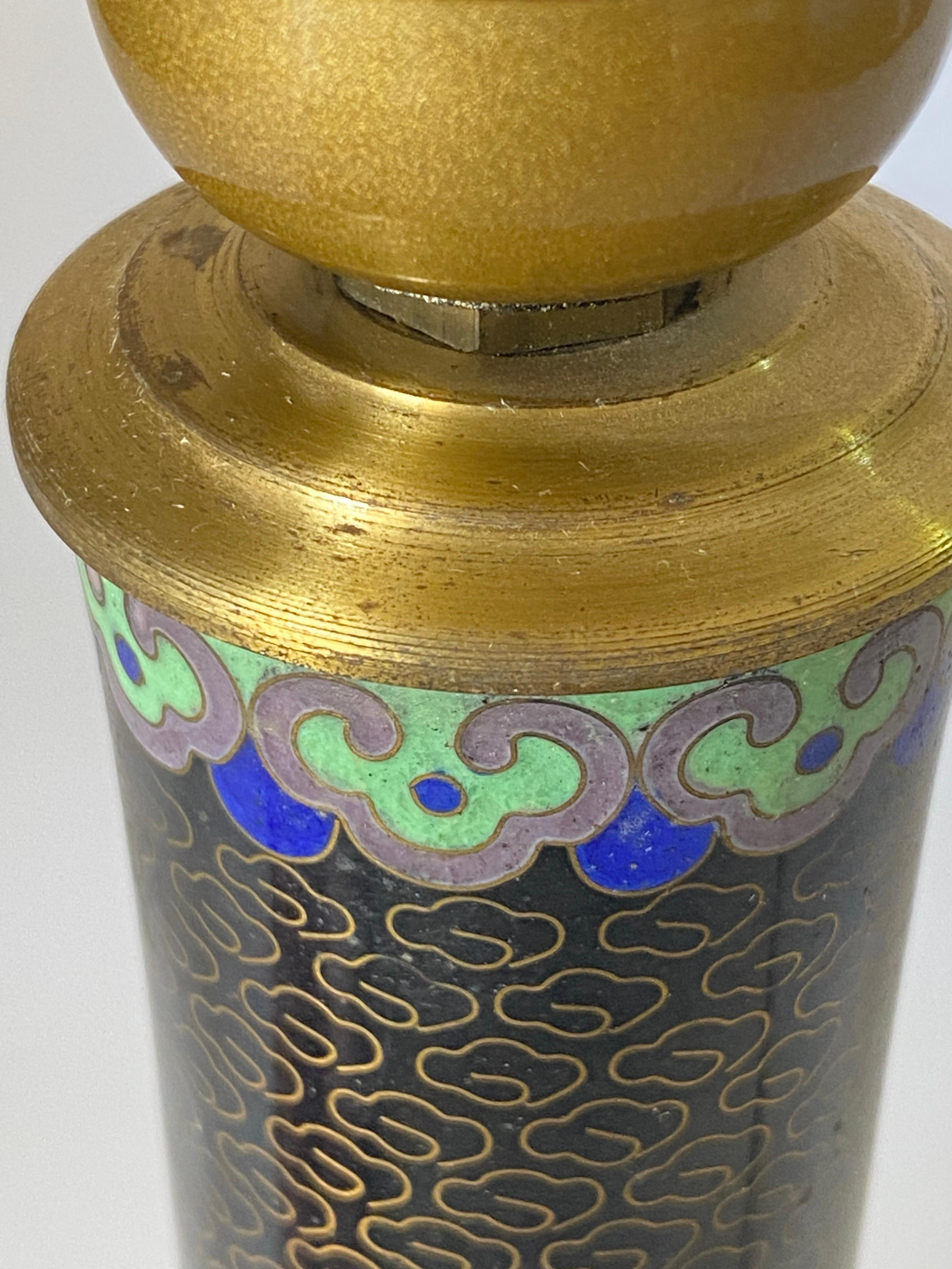 Chinois Ancienne lampe de table chinoise cloisonnée noire avec motif floral, Chine, vers 1890 en vente