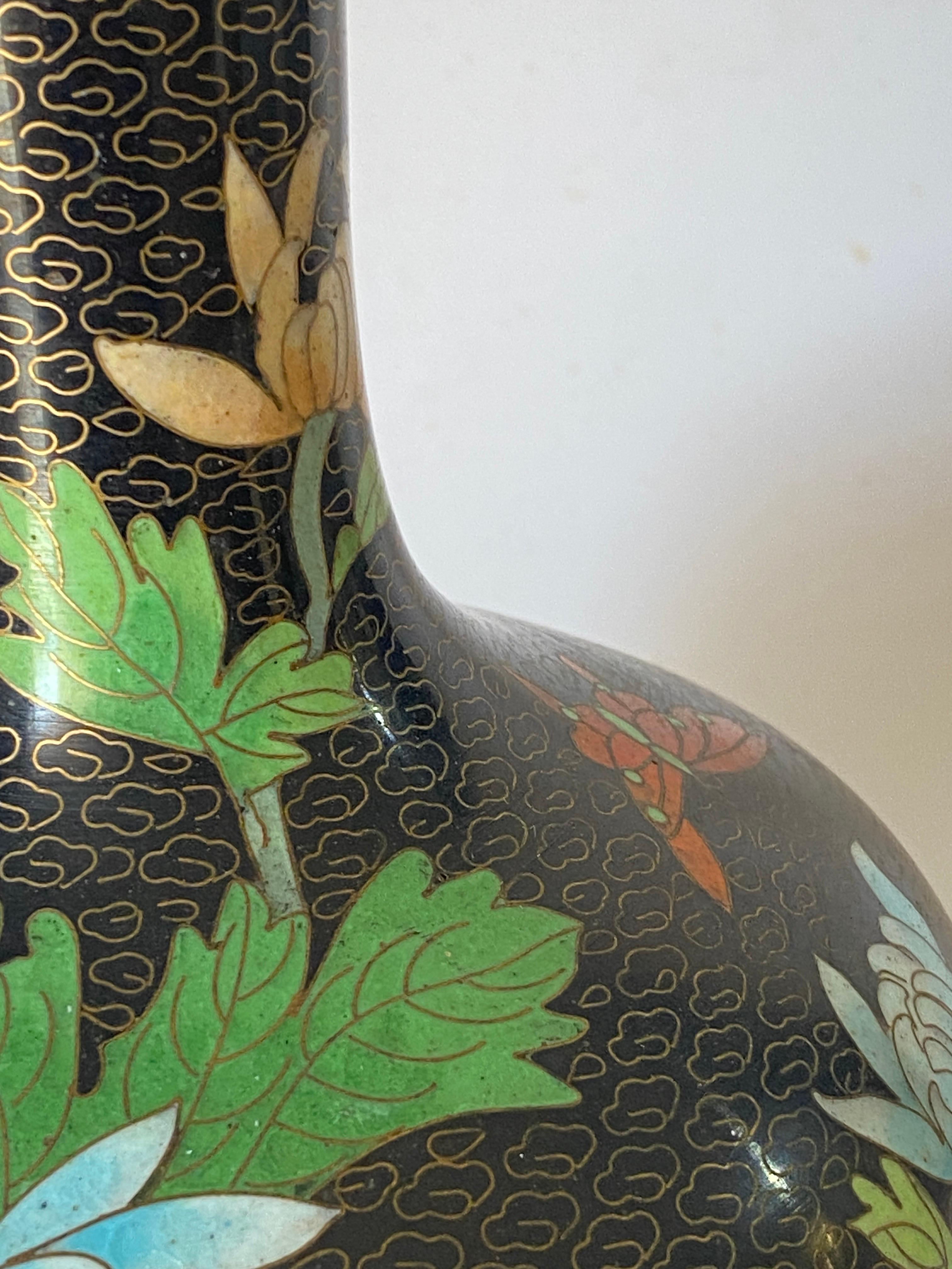 Laiton Ancienne lampe de table chinoise cloisonnée noire avec motif floral, Chine, vers 1890 en vente