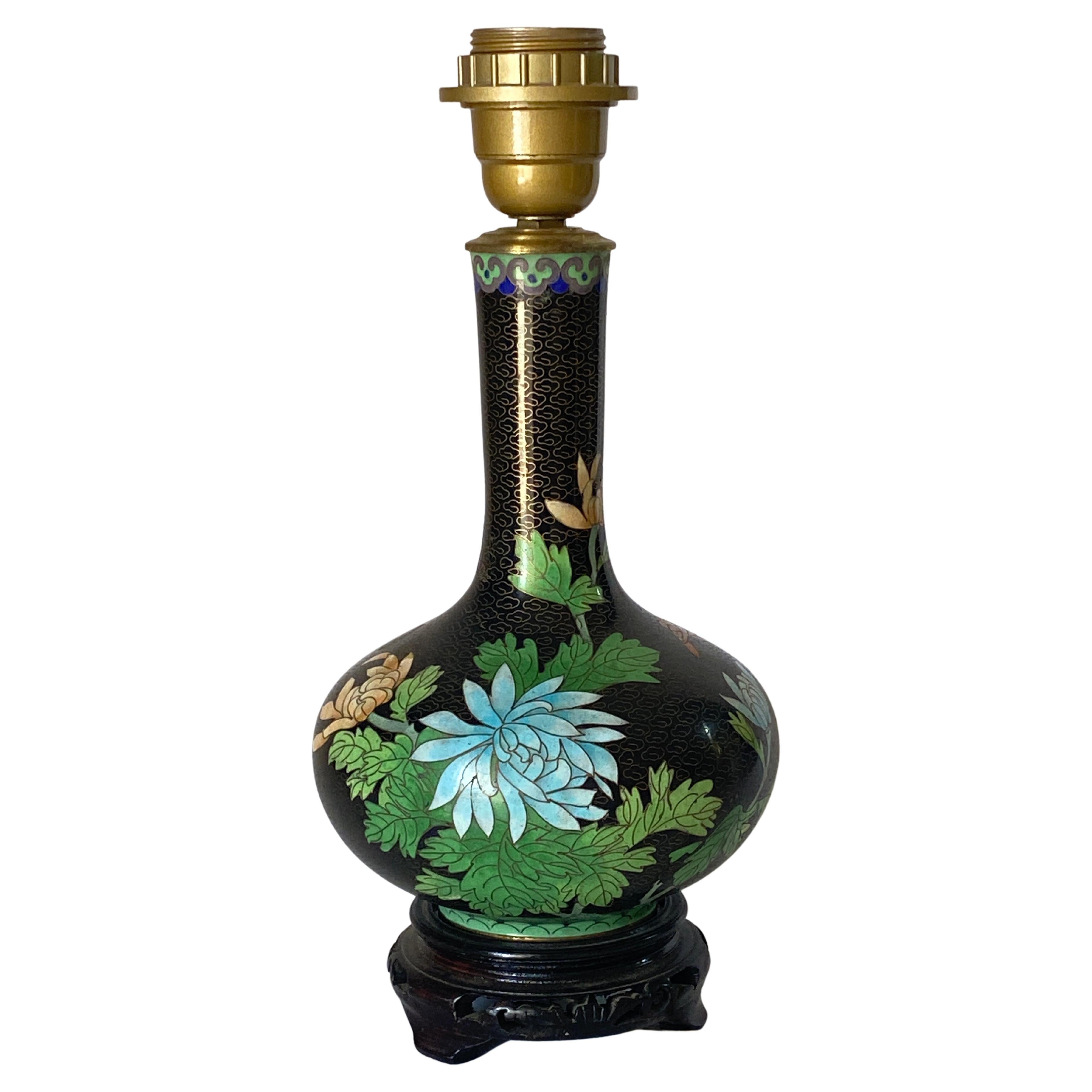 Exportation chinoise Ancienne lampe de table chinoise cloisonnée noire avec motif floral, Chine, vers 1890 en vente