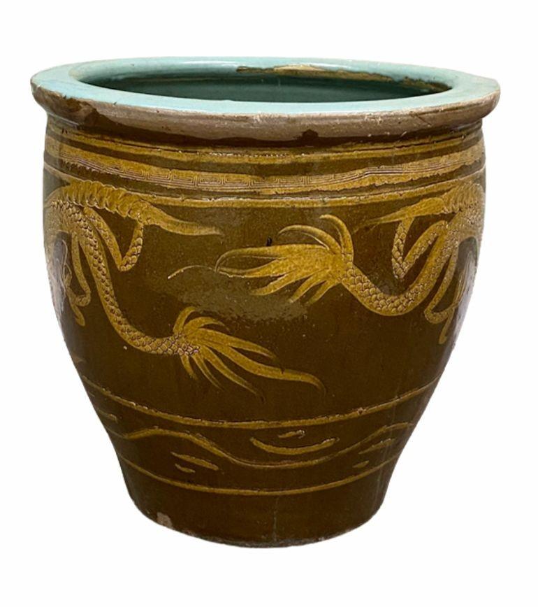 Olla de cerámica artística china de huevo negro de finales del siglo XIX con un dragón asiático en la parte delantera. Estas macetas de más de 120 años se utilizaban para guardar los 