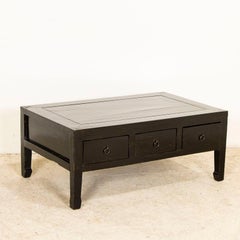 Table basse chinoise ancienne en laque noire avec 3 tiroirs