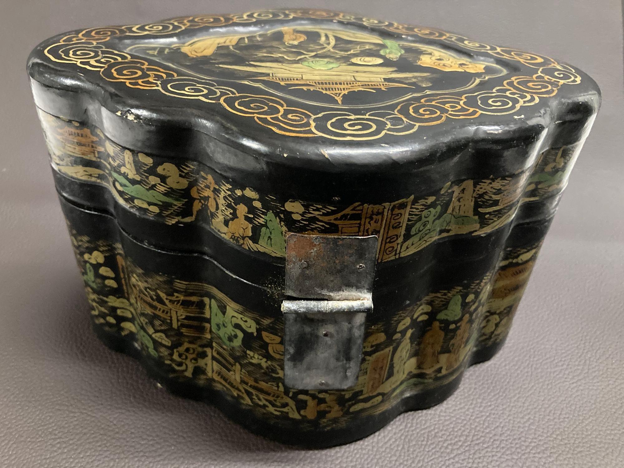 Antigua caja de té china con tapa de laca negra y pintura dorada Años 40 en venta 2