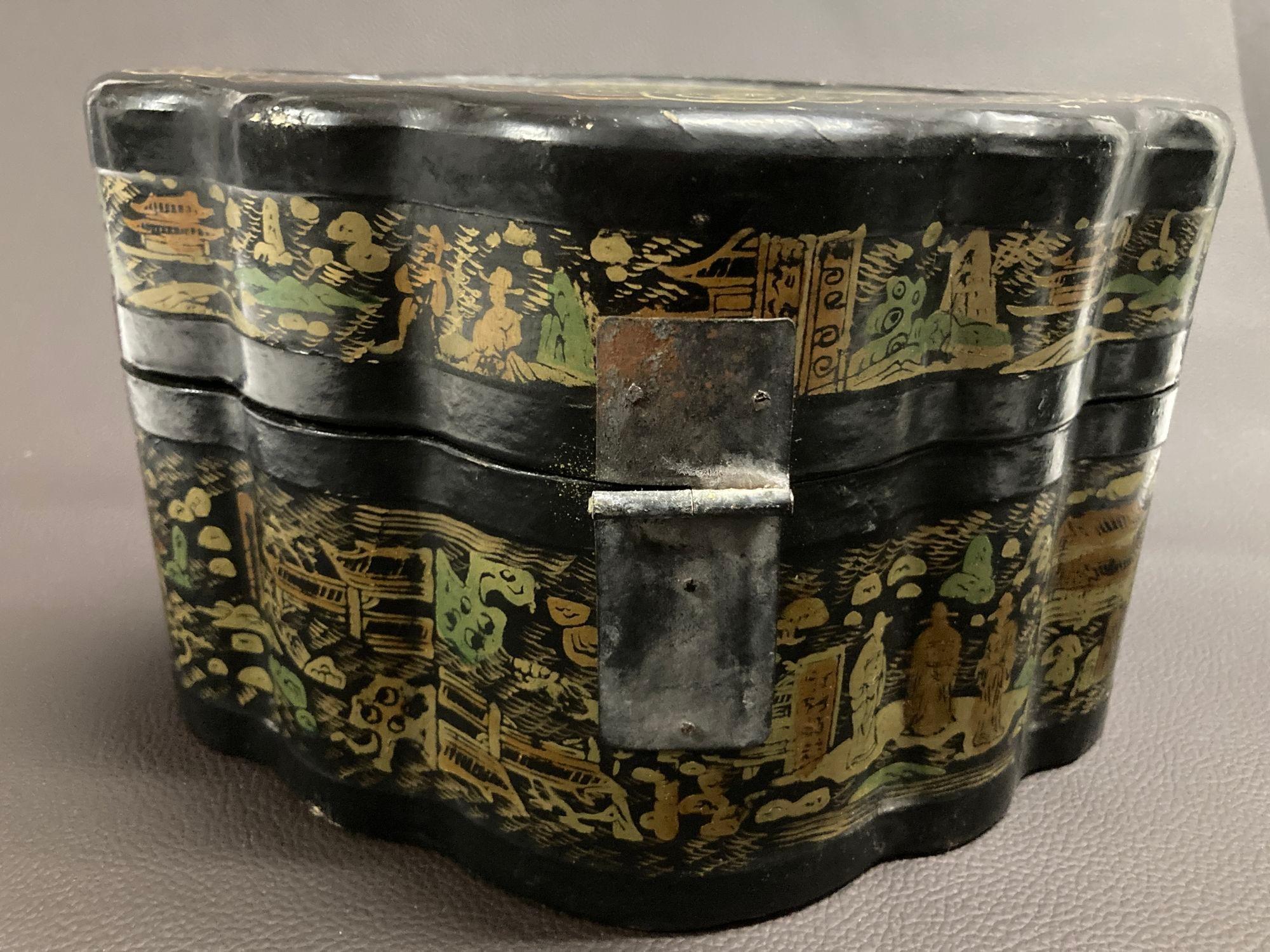 Antigua caja de té china con tapa de laca negra y pintura dorada Años 40 en venta 3