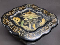 Ancienne boîte à thé chinoise laquée noire peinte et dorée, années 1940