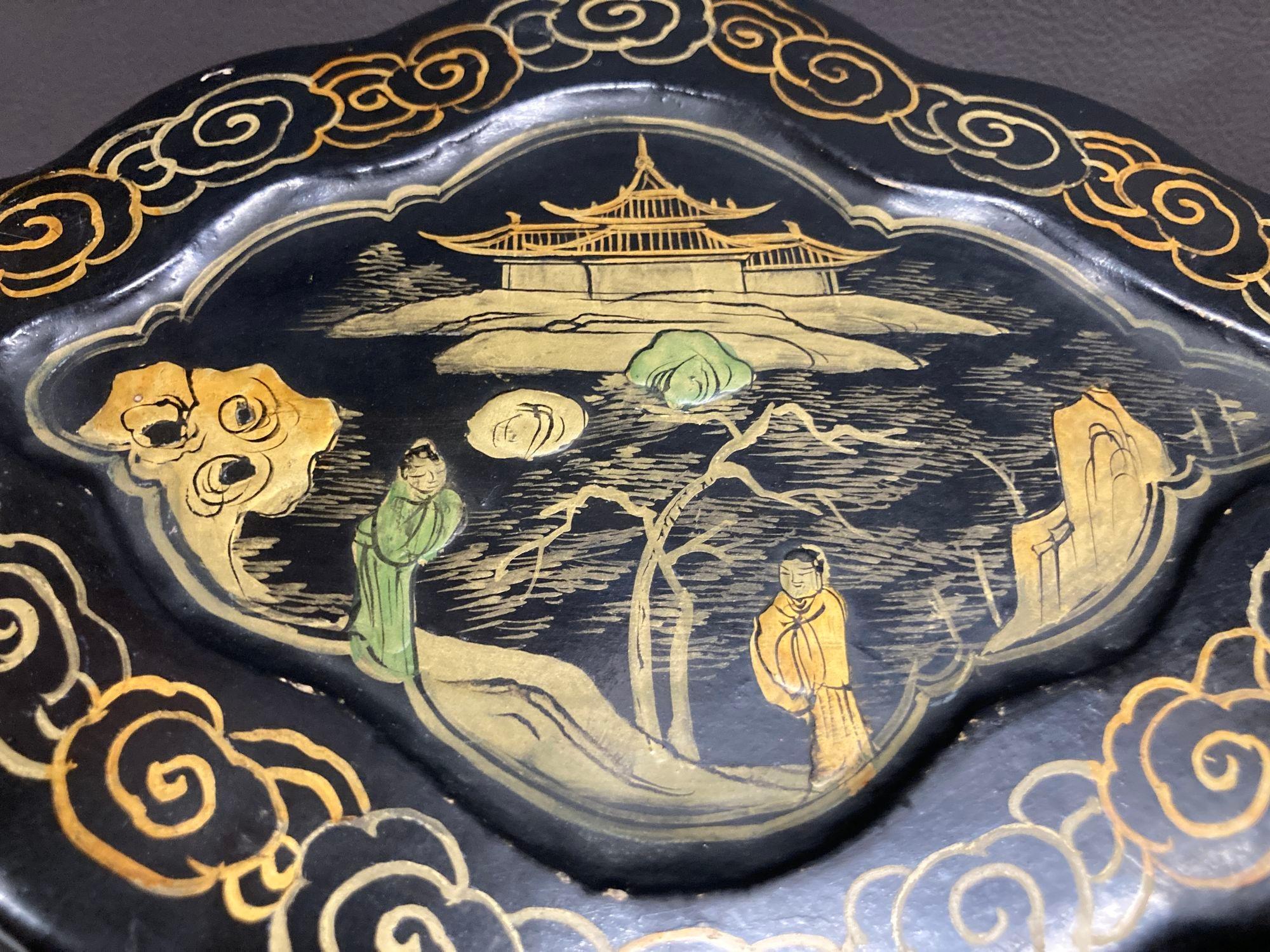 Antigua caja de té china con tapa de laca negra y pintura dorada Años 40 Chinoiserie en venta