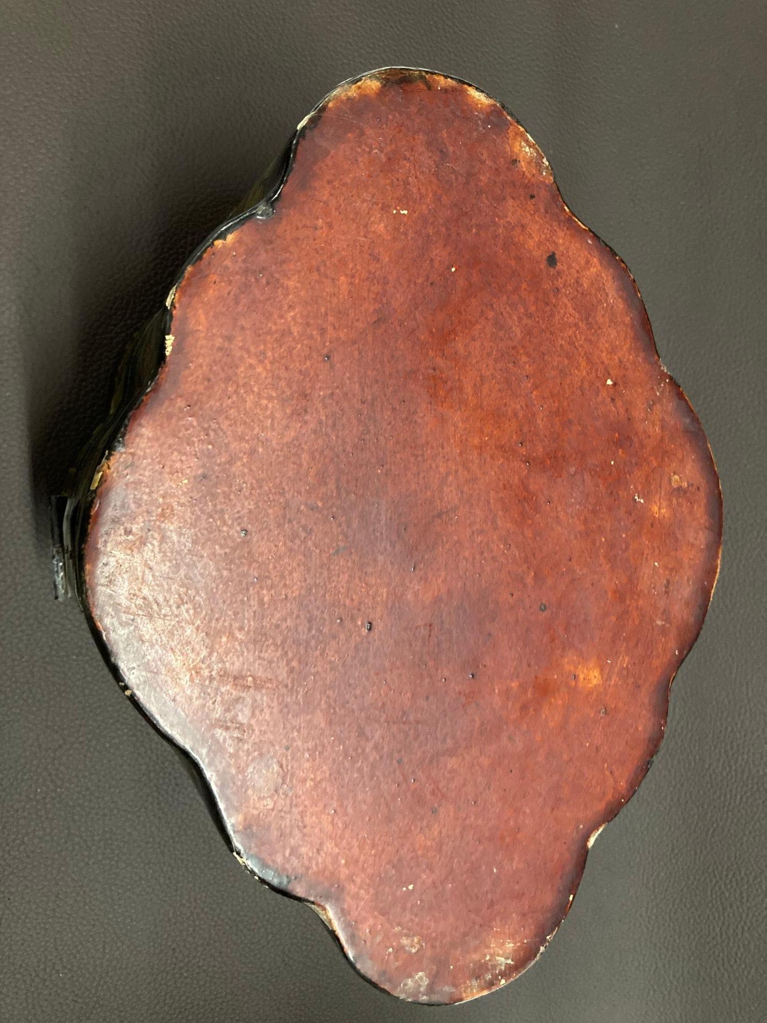 Antigua caja de té china con tapa de laca negra y pintura dorada Años 40 Hecho a mano en venta