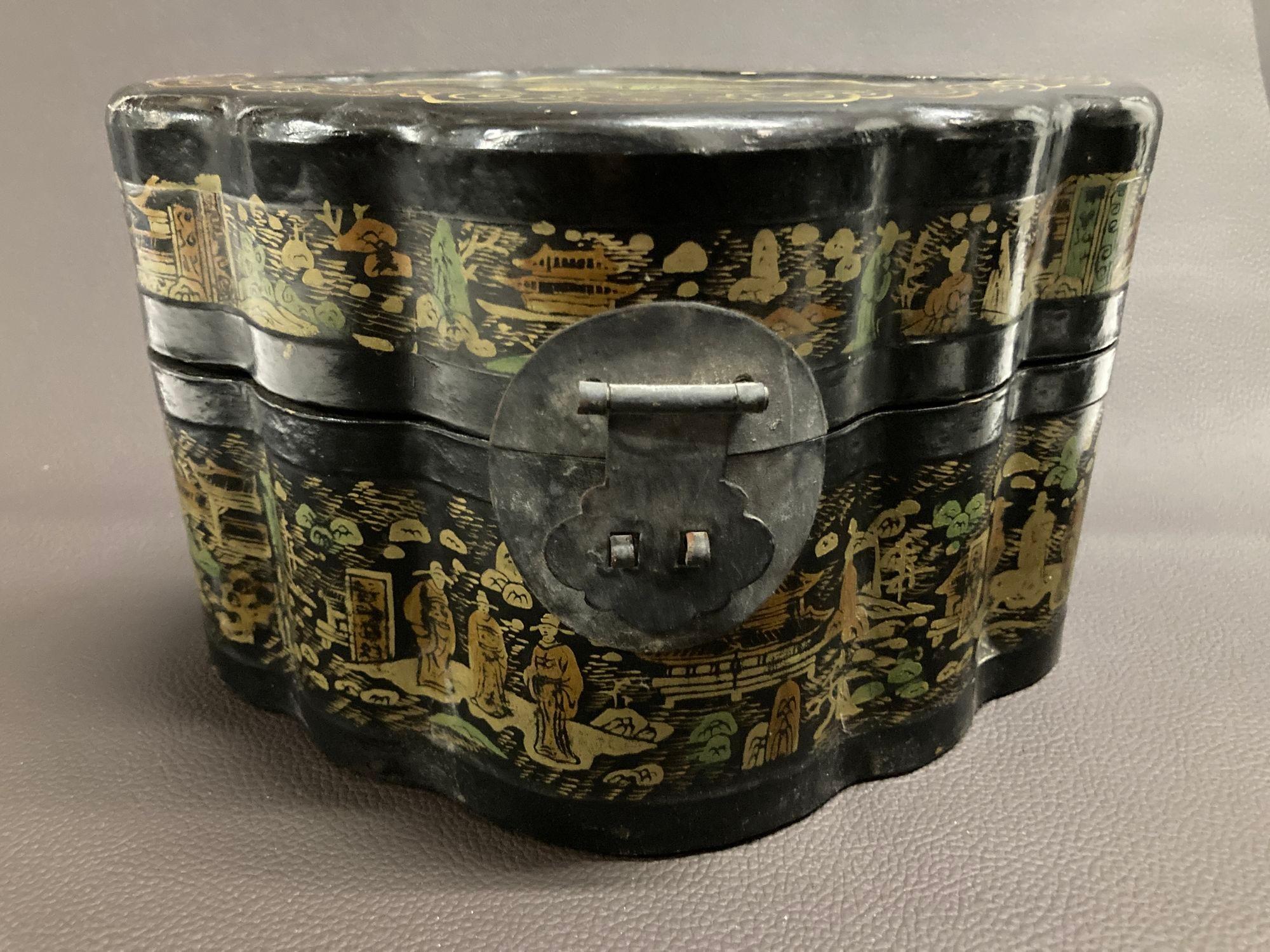 Antigua caja de té china con tapa de laca negra y pintura dorada Años 40 siglo XX en venta