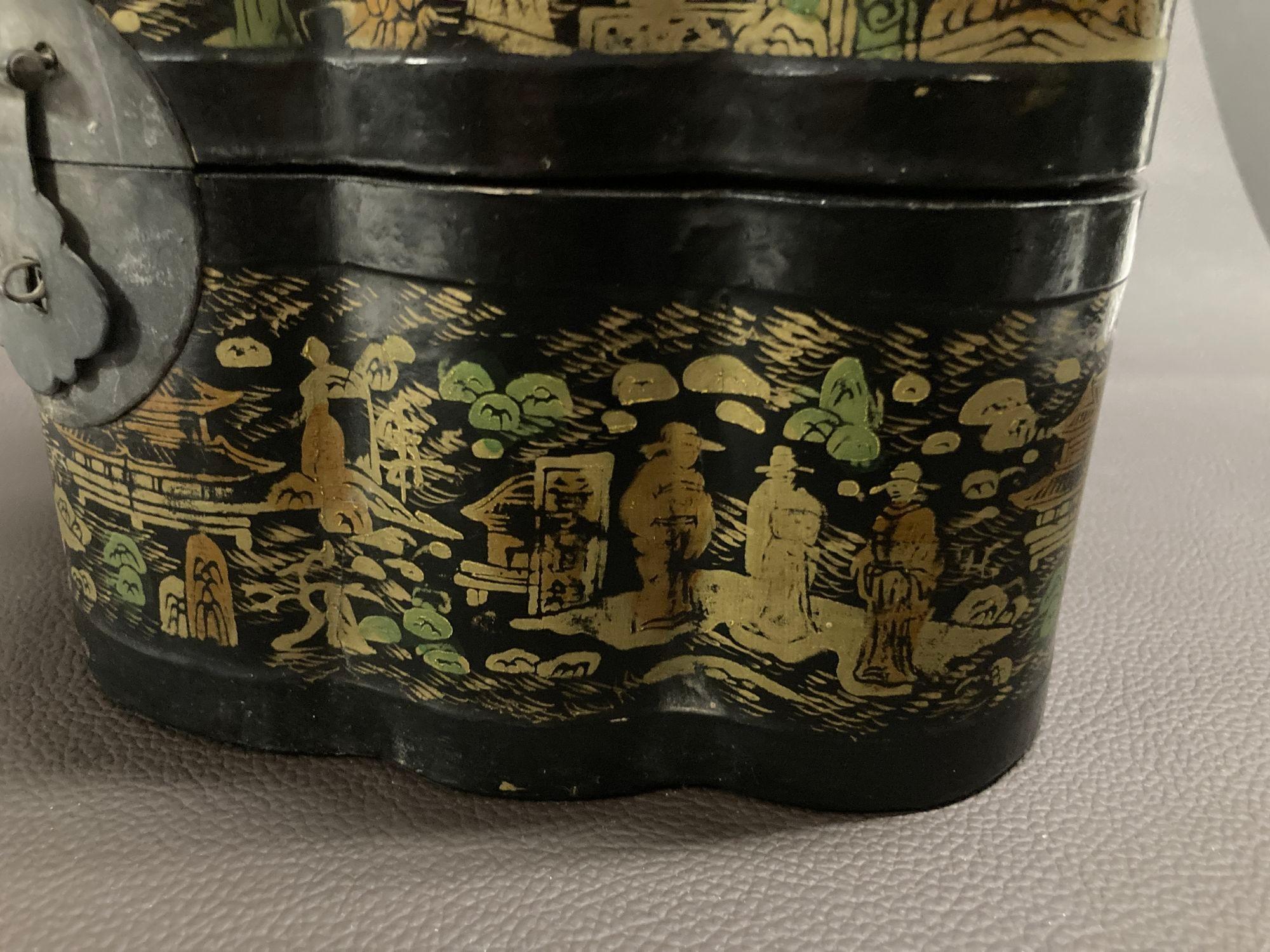 Antigua caja de té china con tapa de laca negra y pintura dorada Años 40 en venta 1