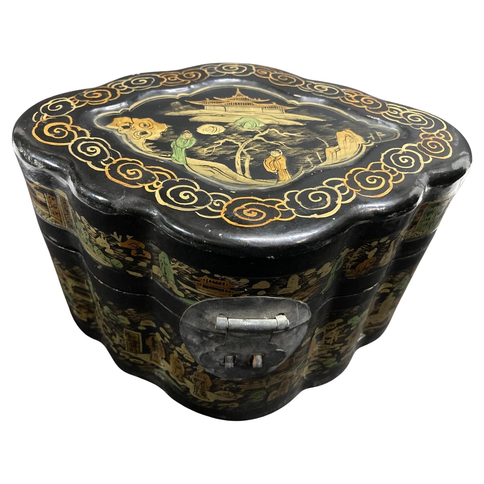 Antigua caja de té china con tapa de laca negra y pintura dorada Años 40