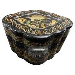 Antigua caja de té china con tapa de laca negra y pintura dorada Años 40