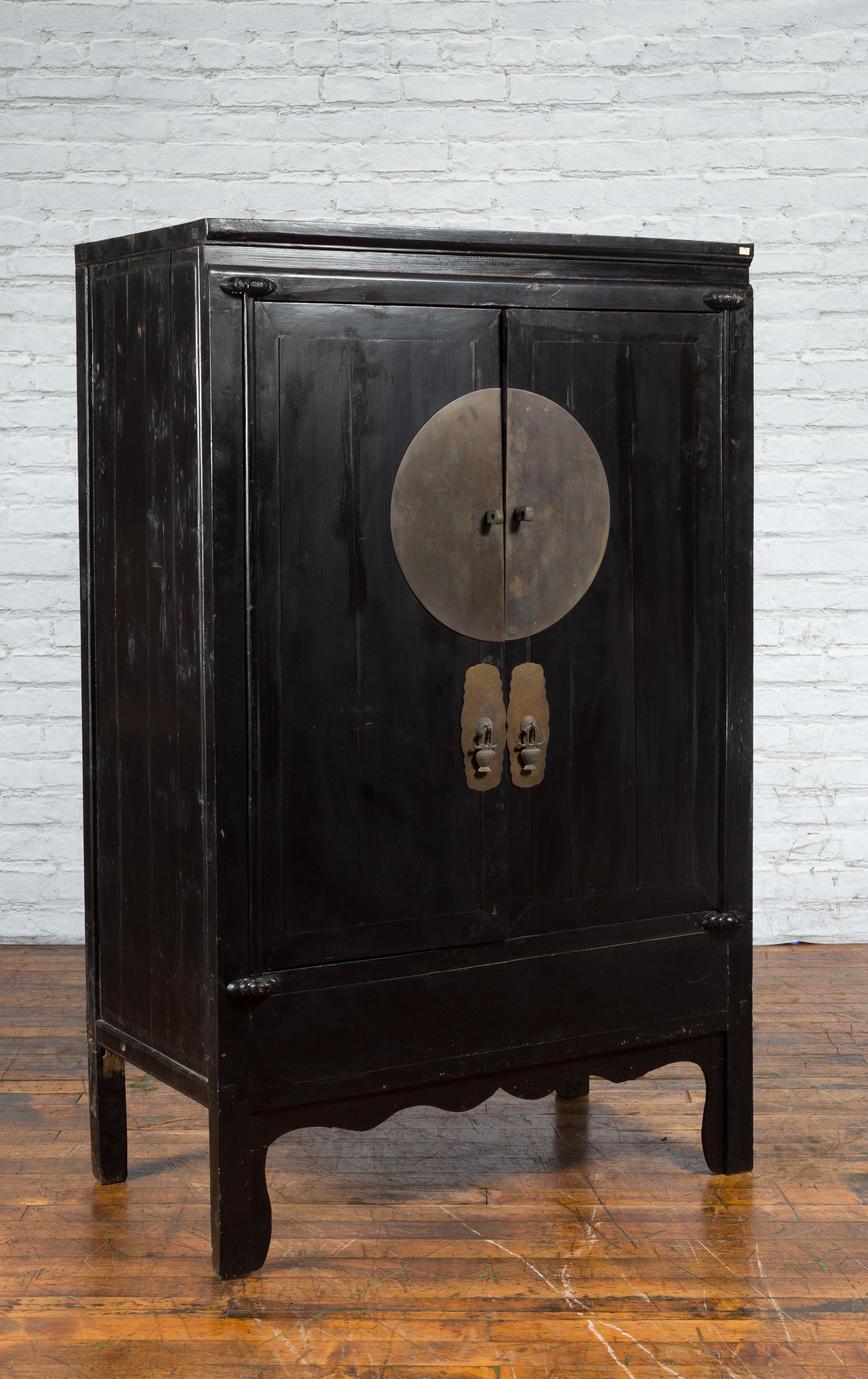 Armario Nupcial Antiguo Lacado Negro con Medallón de Latón Sobredimensionado en Bueno estado para la venta en Yonkers, NY